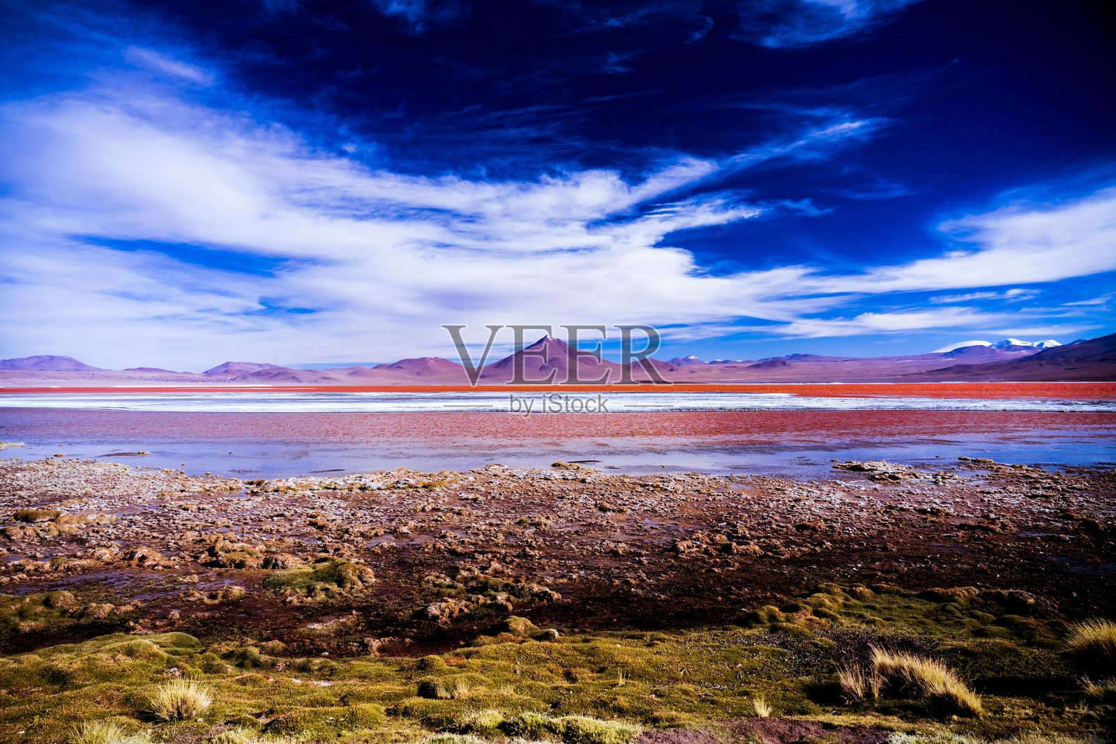 阿塔卡马沙漠的美丽景色,宁静的湖泊和山脉在蓝天白云下。照片摄影图片