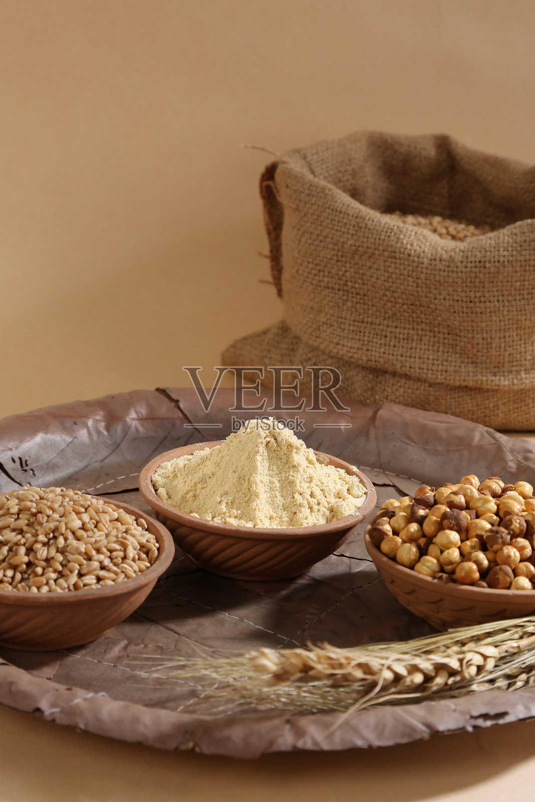 印度炒鹰嘴豆和小麦的萨图粉照片摄影图片