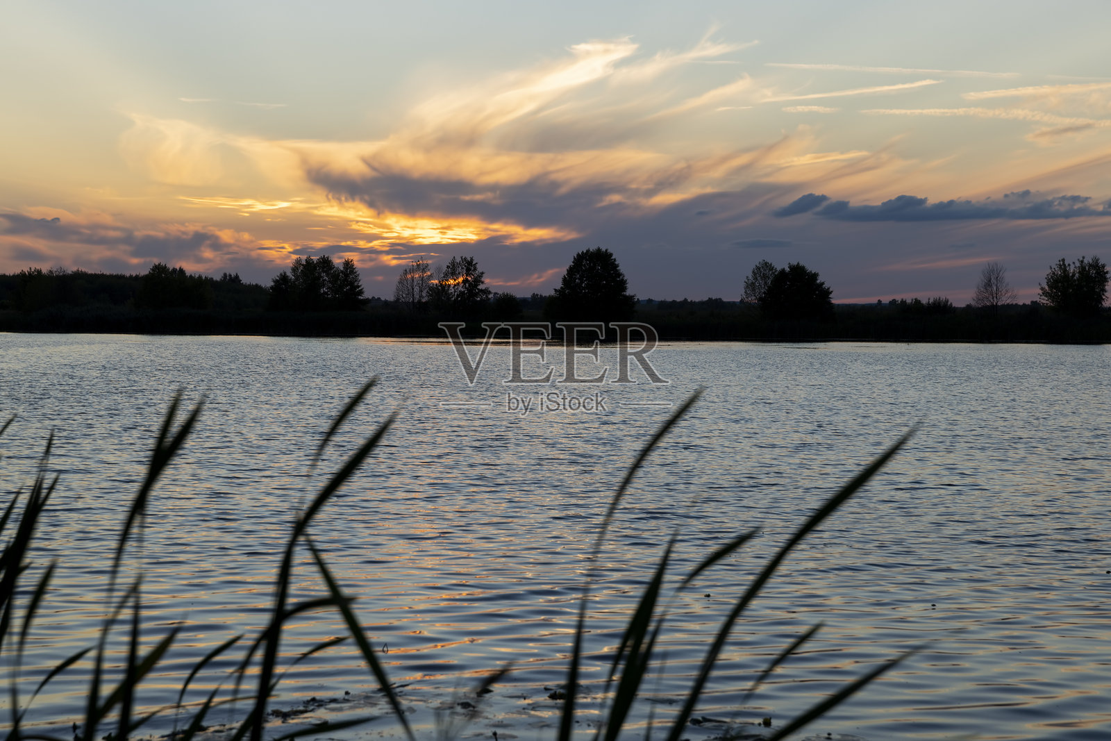 夏季湖面上的美丽明亮日落照片摄影图片
