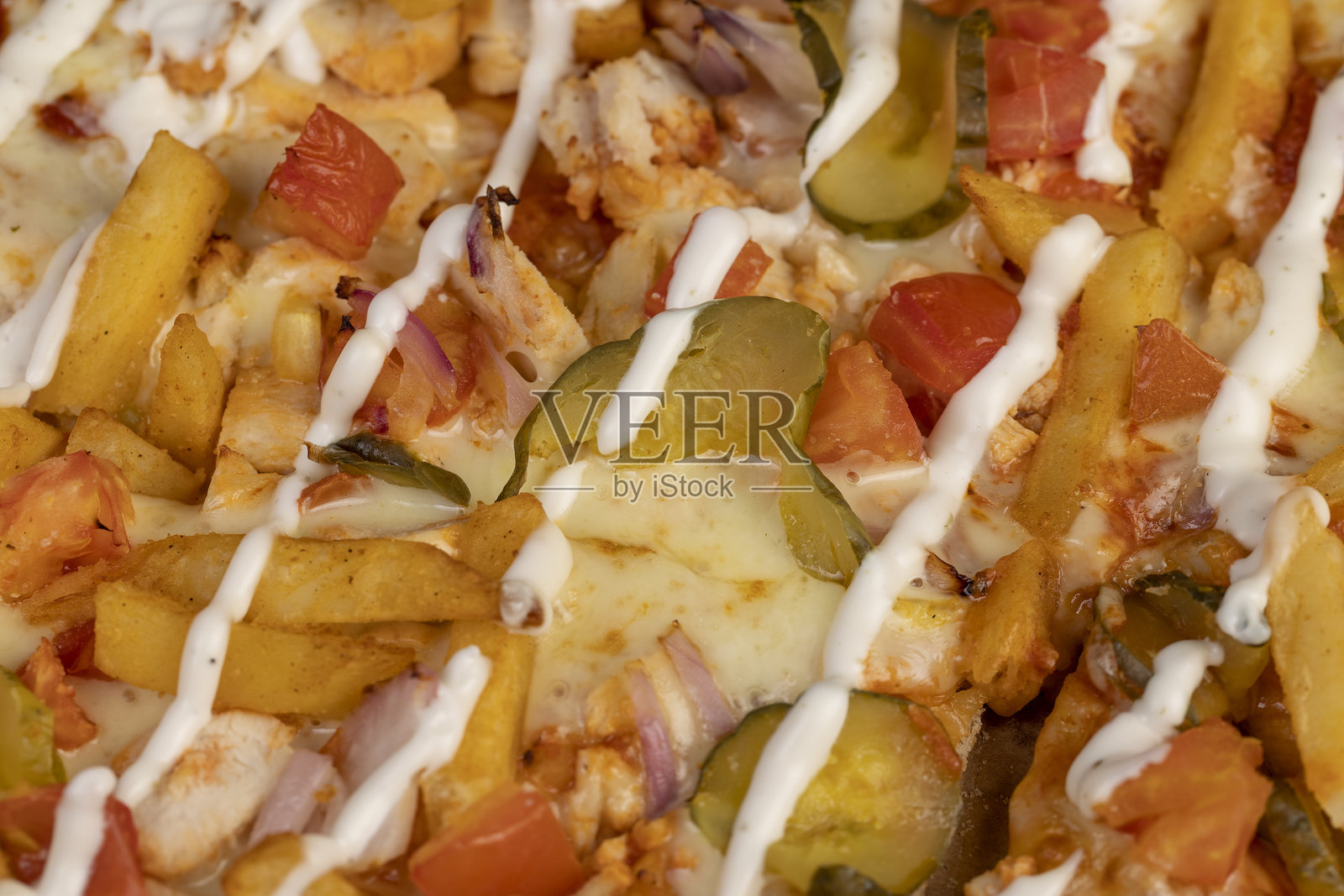 披萨配腌黄瓜和薯条照片摄影图片