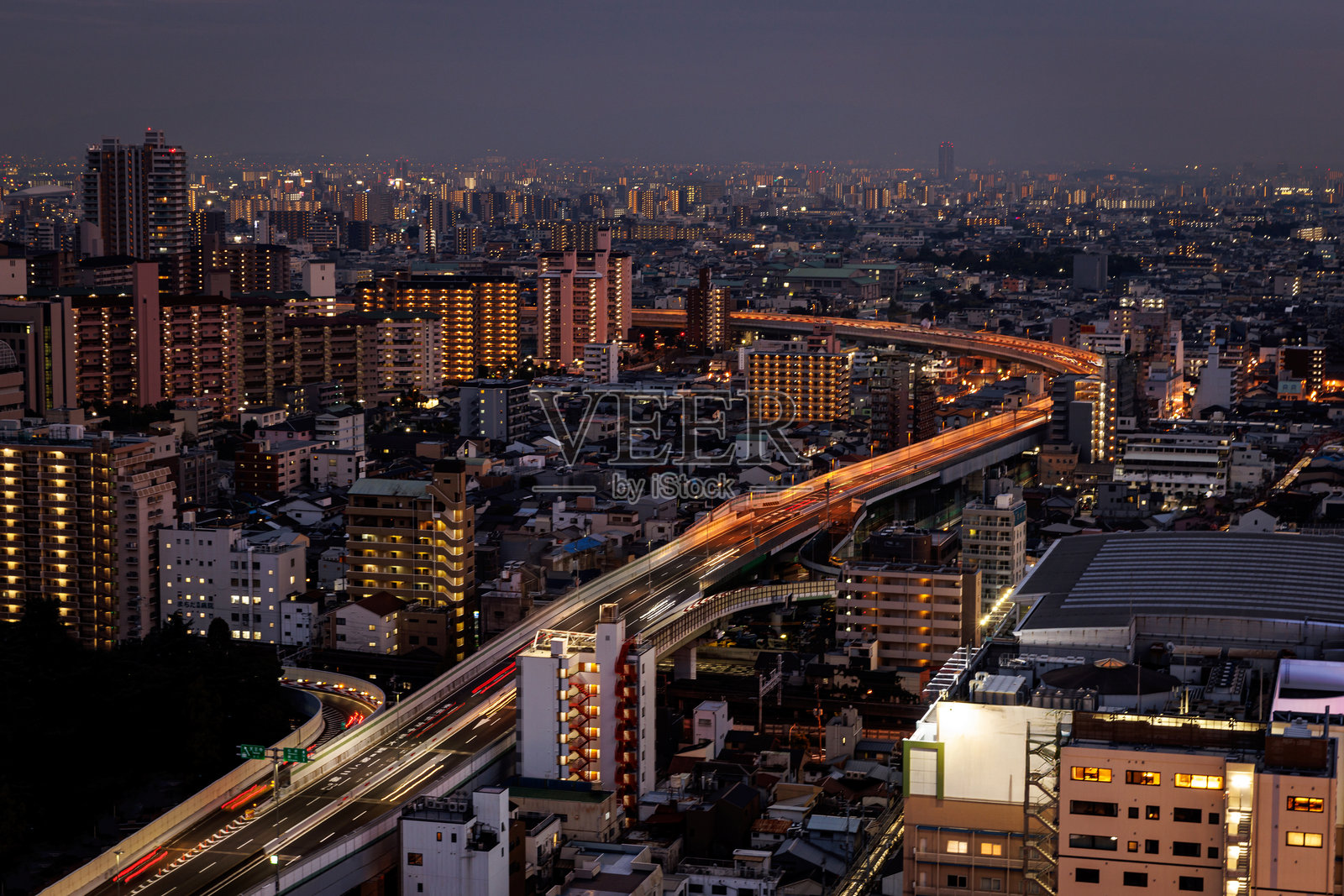 夜晚的大阪城市景观,展现美丽的灯光交通与动态景象照片摄影图片
