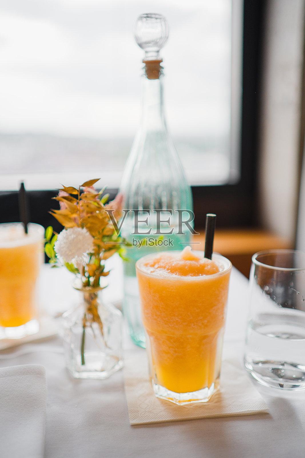 夏日桌面上的清爽橙色冰沙饮品照片摄影图片