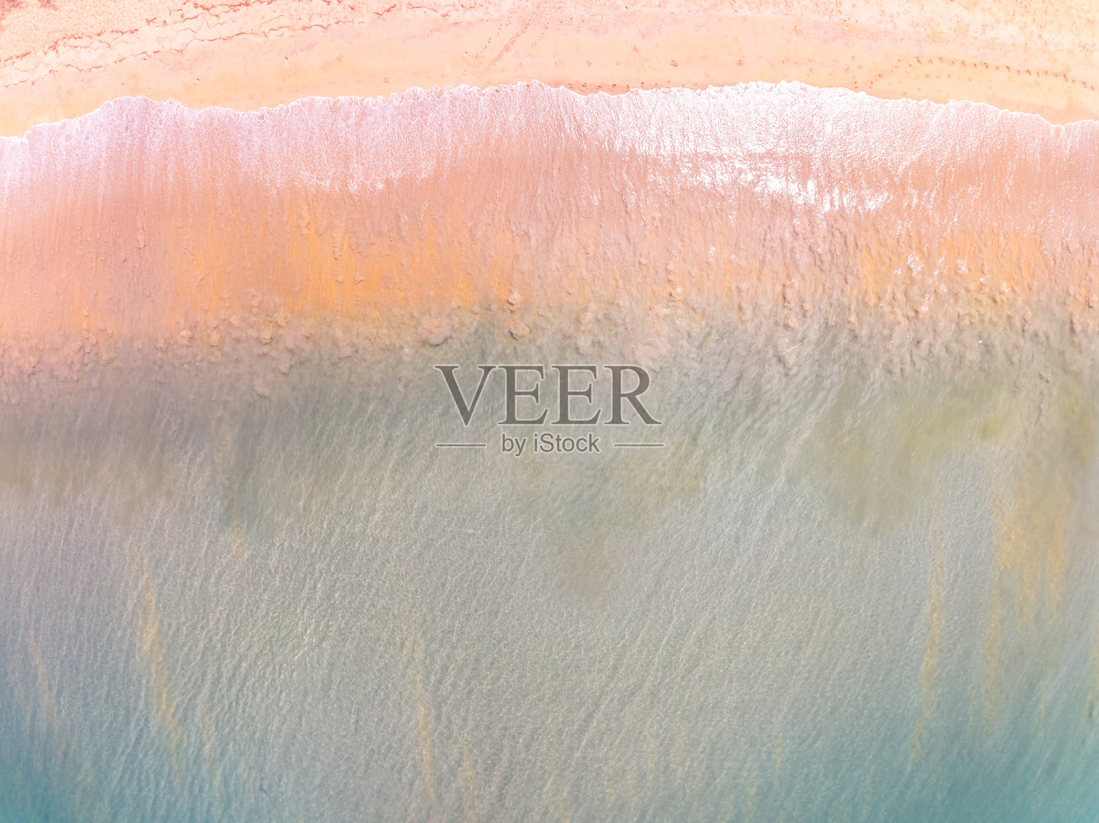 惊艳的俯瞰彩色粉沙滩景观背景,夏季海浪拍打沙滩的海景背景,高角度视角的海洋自然沙滩背景照片摄影图片