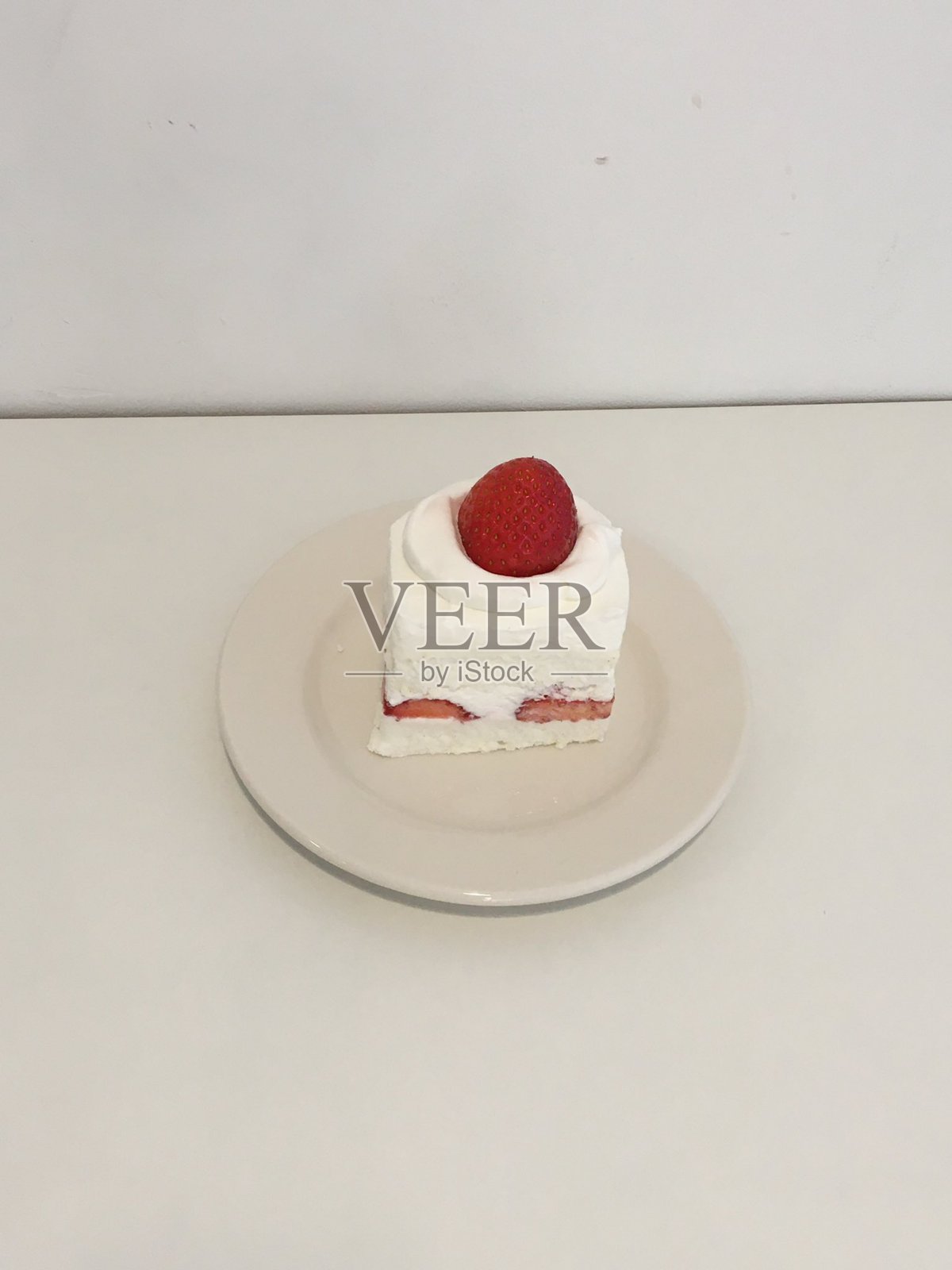 一款美味柔软的蛋糕,适合任何场合。无论是分层还是单层,顶部都装饰着糖霜、水果或其他装饰,每一口都带来甜蜜与快乐。照片摄影图片