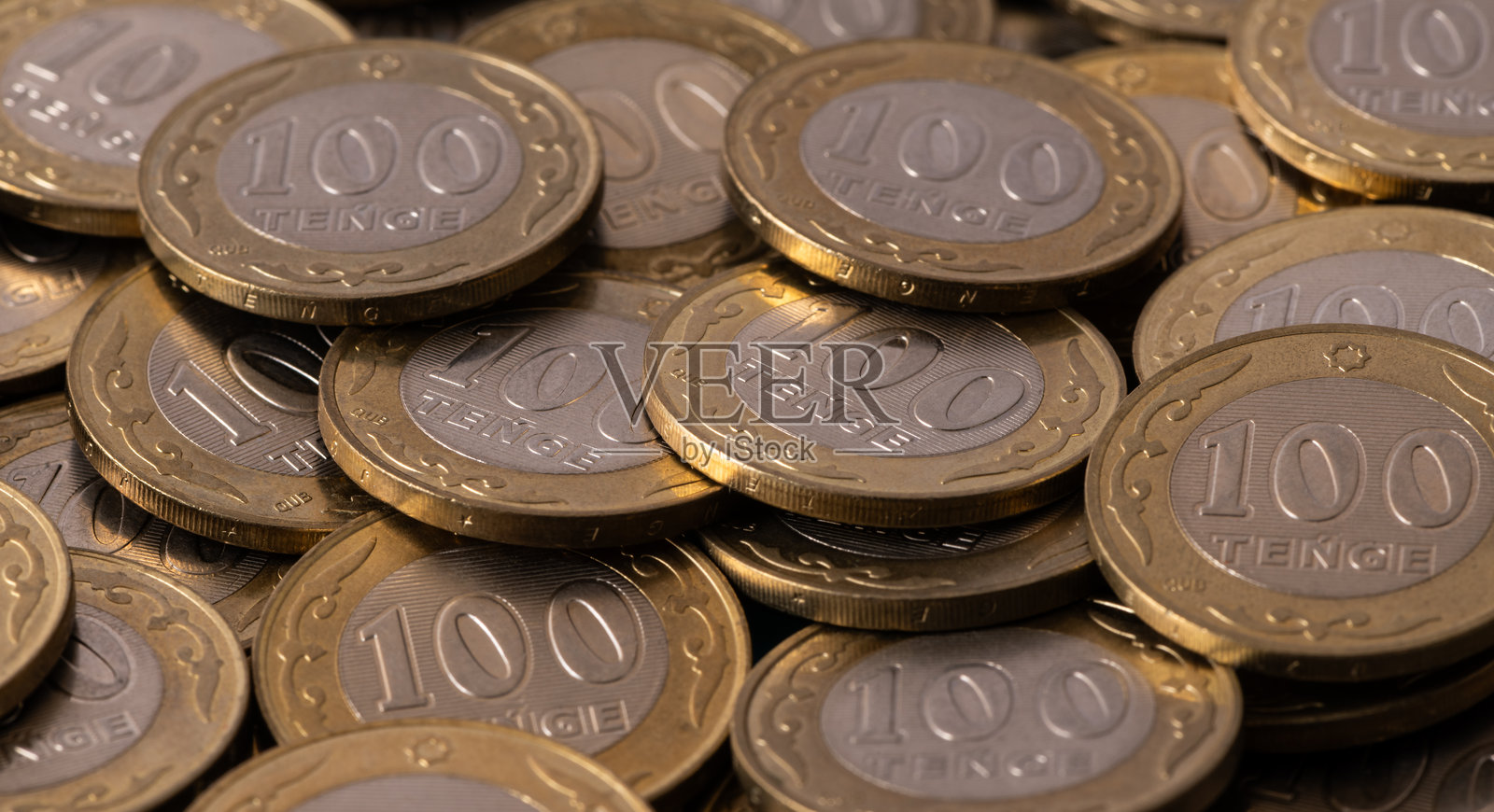 一堆100哈萨克斯坦腾格的硬币照片摄影图片