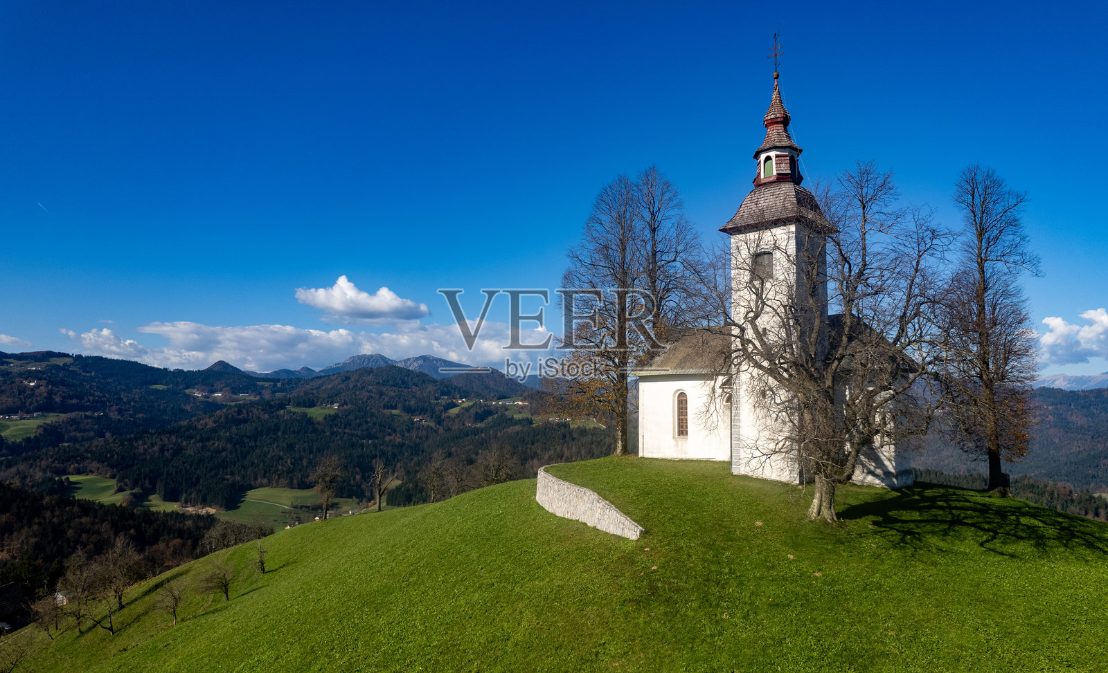 斯洛文尼亚绿丘上的圣托马斯教堂主宰着周围的风景照片摄影图片