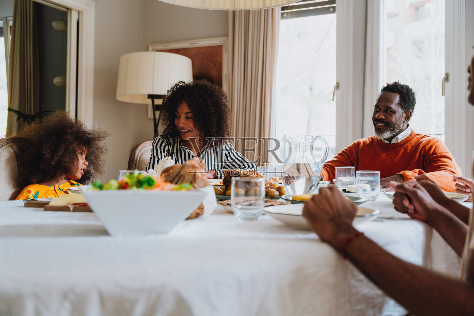 假期里,家人团聚共进午餐。照片摄影图片