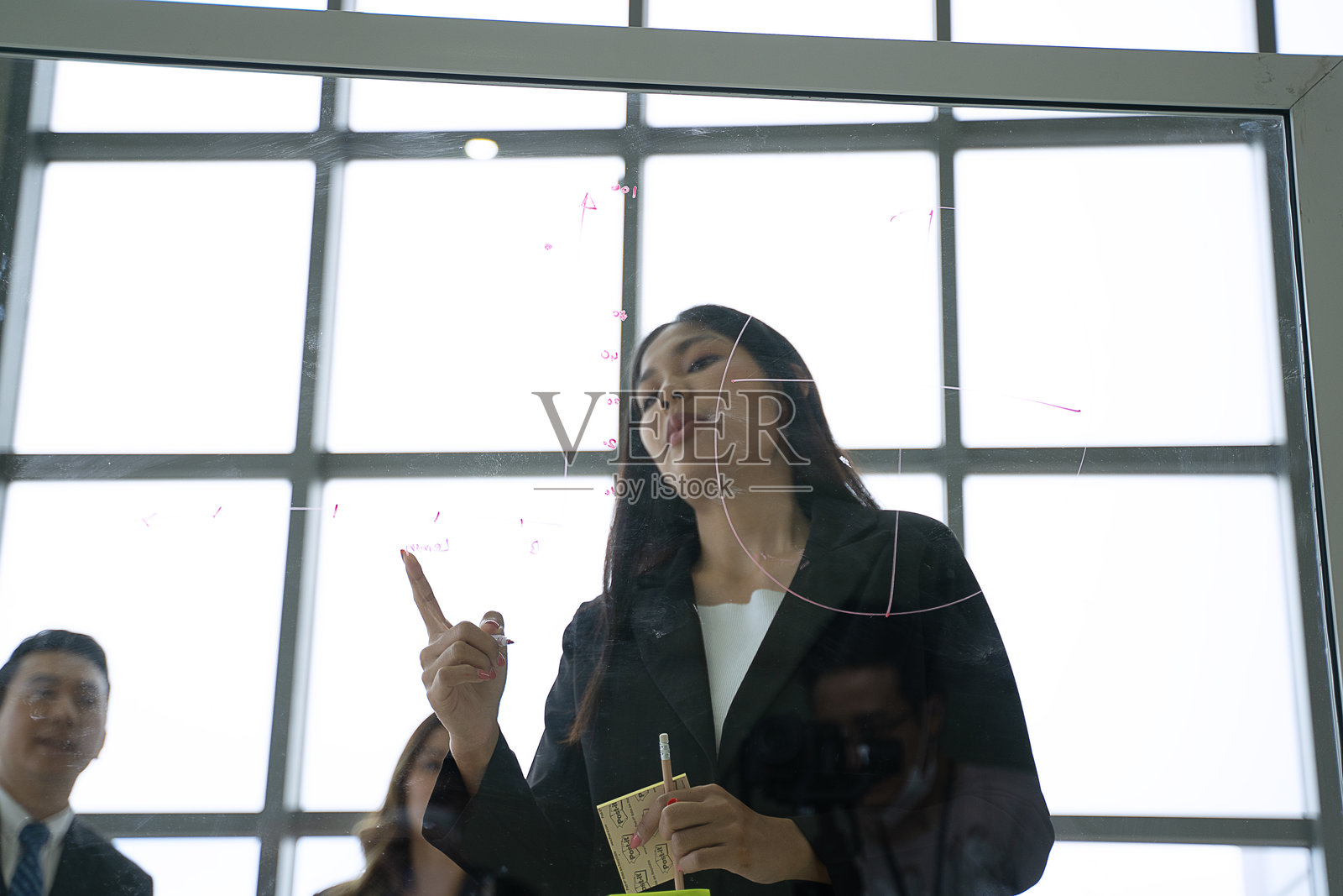 白领员工在办公室开会。照片摄影图片