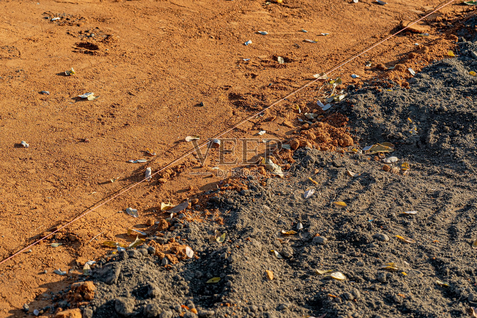 新建的垒球或棒球场内场表面粘土的边缘。照片摄影图片