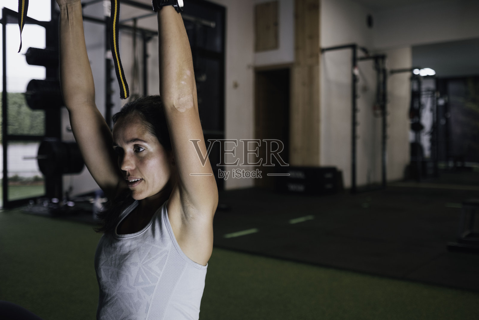 老年女性在健身房进行悬挂训练照片摄影图片