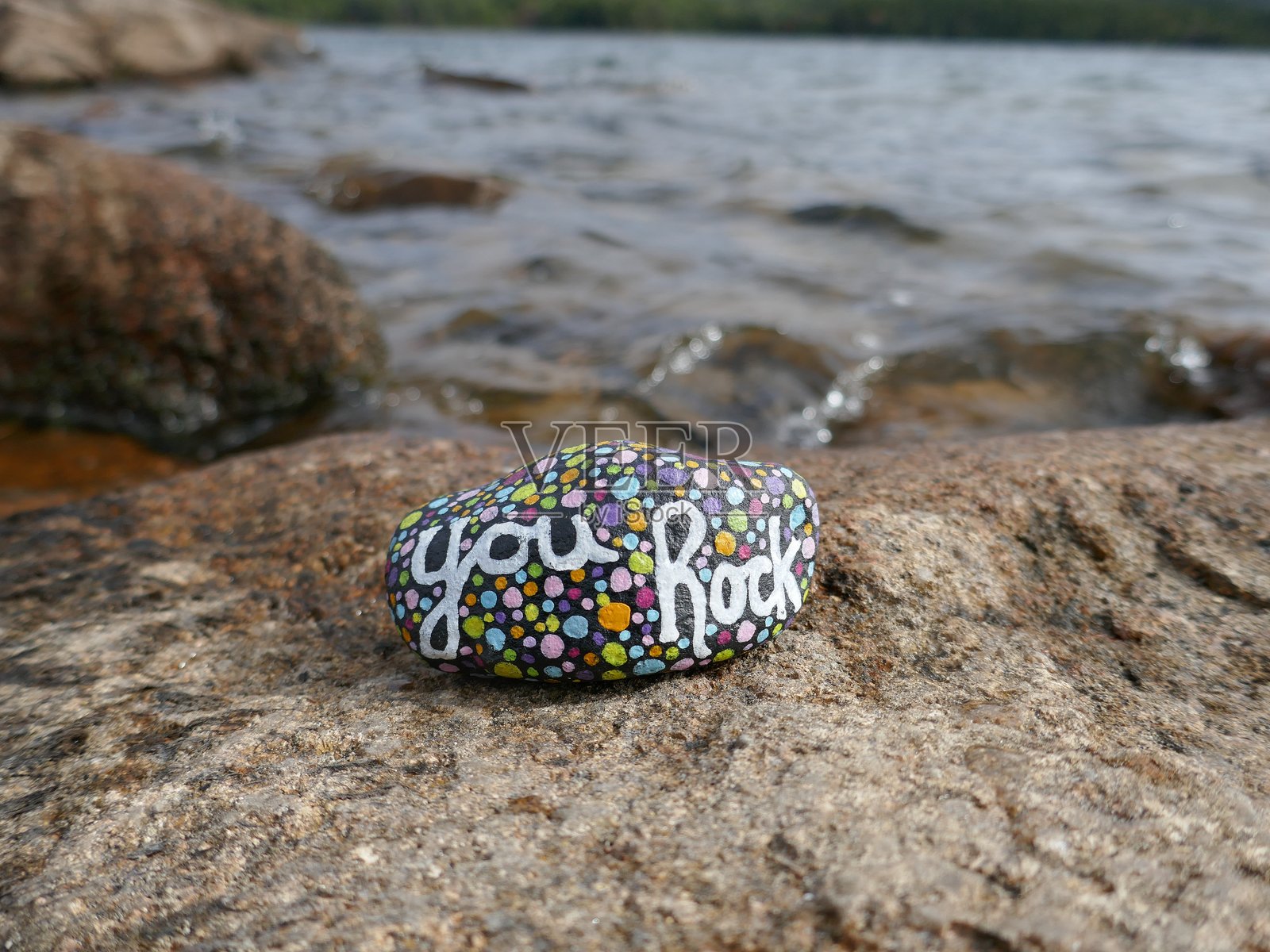 你很棒的善良石头,背景是海洋潮汐池照片摄影图片