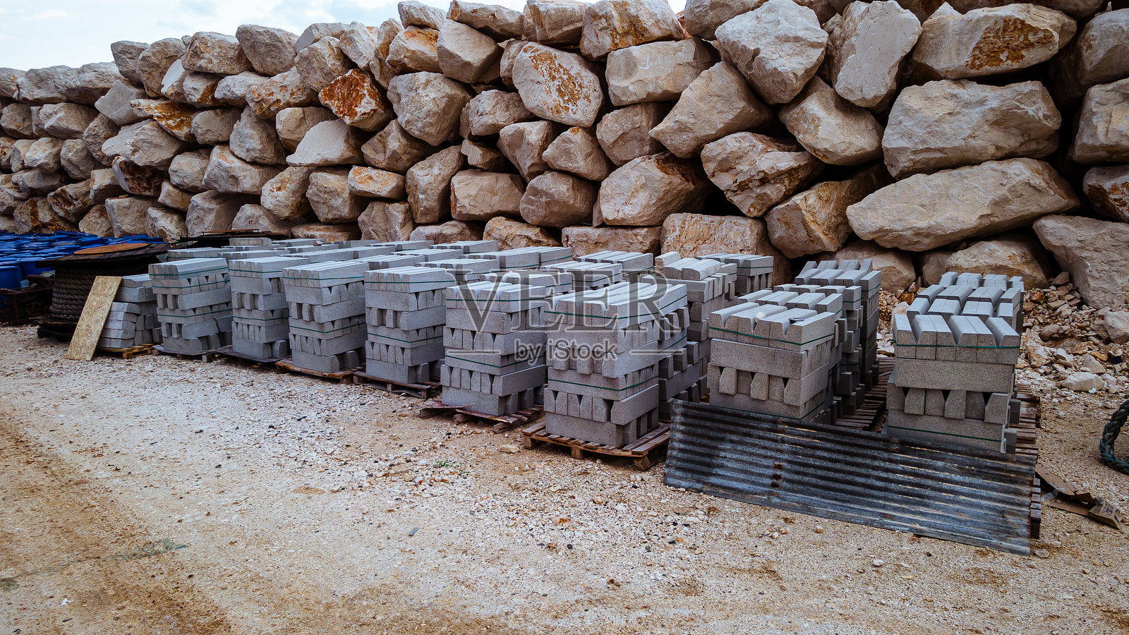 耐用的混凝土块和自然石墙在建筑环境中照片摄影图片