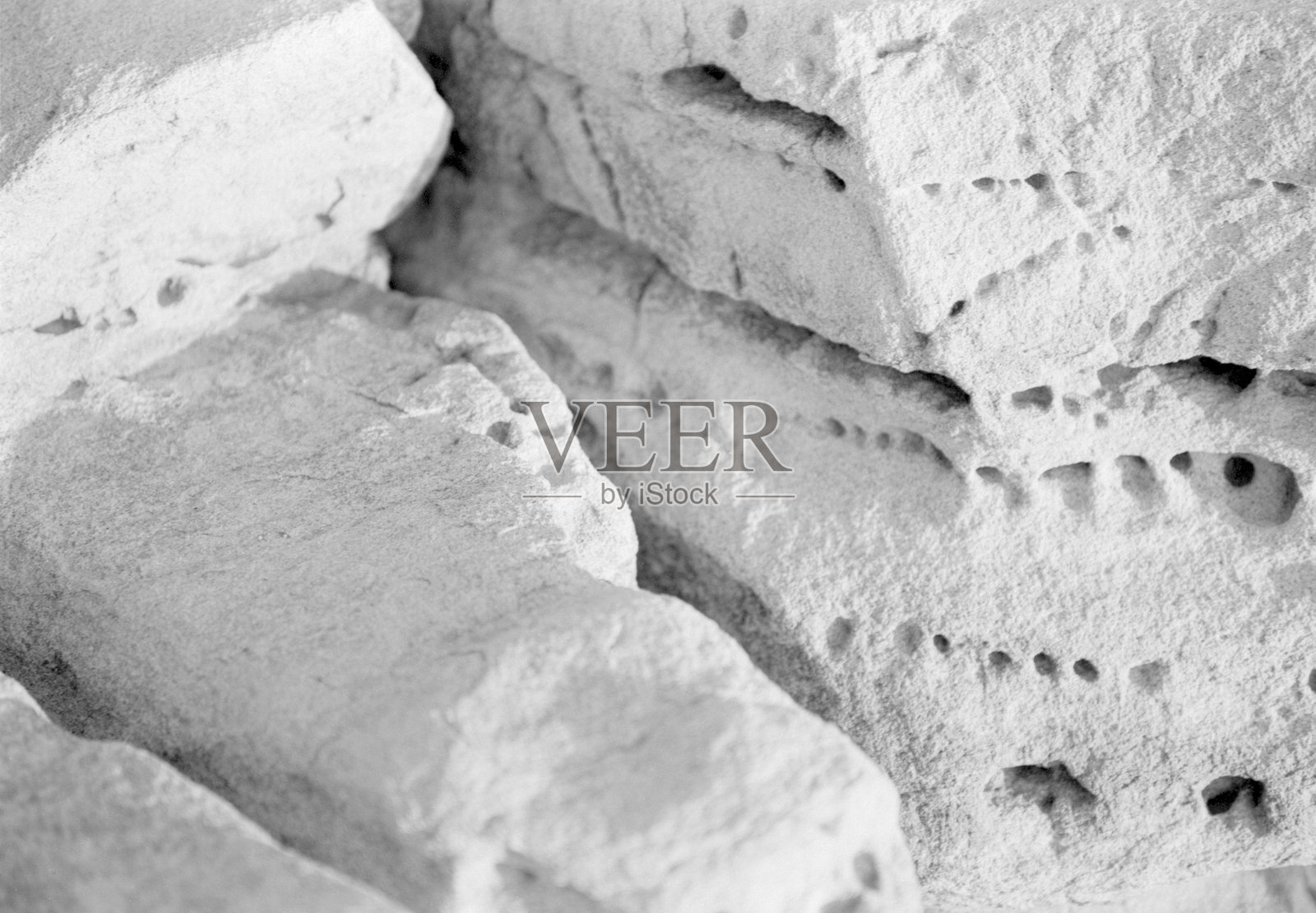 希俄斯岛的岩石海滩,采用黑白胶卷拍摄照片摄影图片