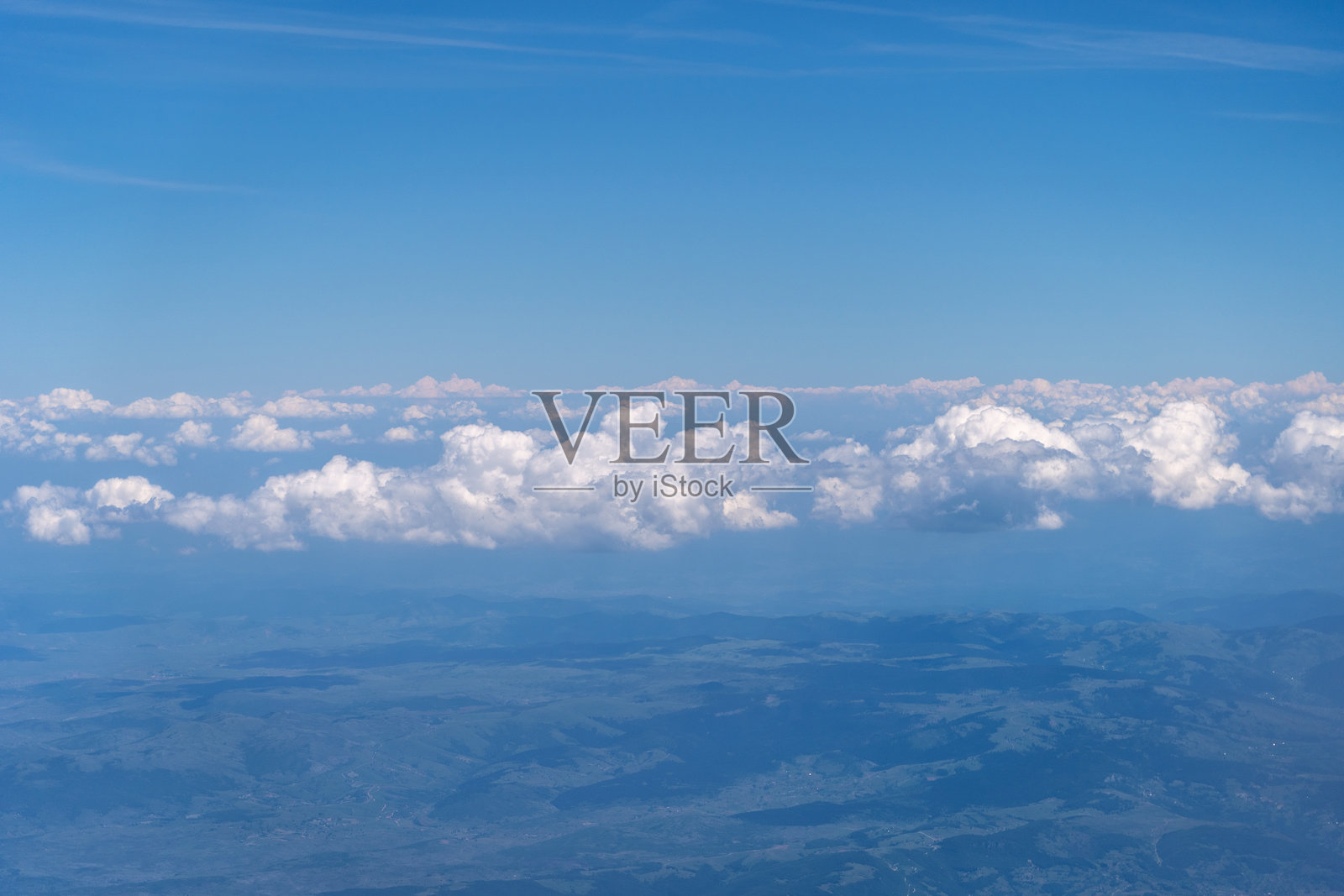 蓝天白云,飞翔在阳光明媚的多云天空纹理图案上,蓬松的云朵飞机视角照片摄影图片