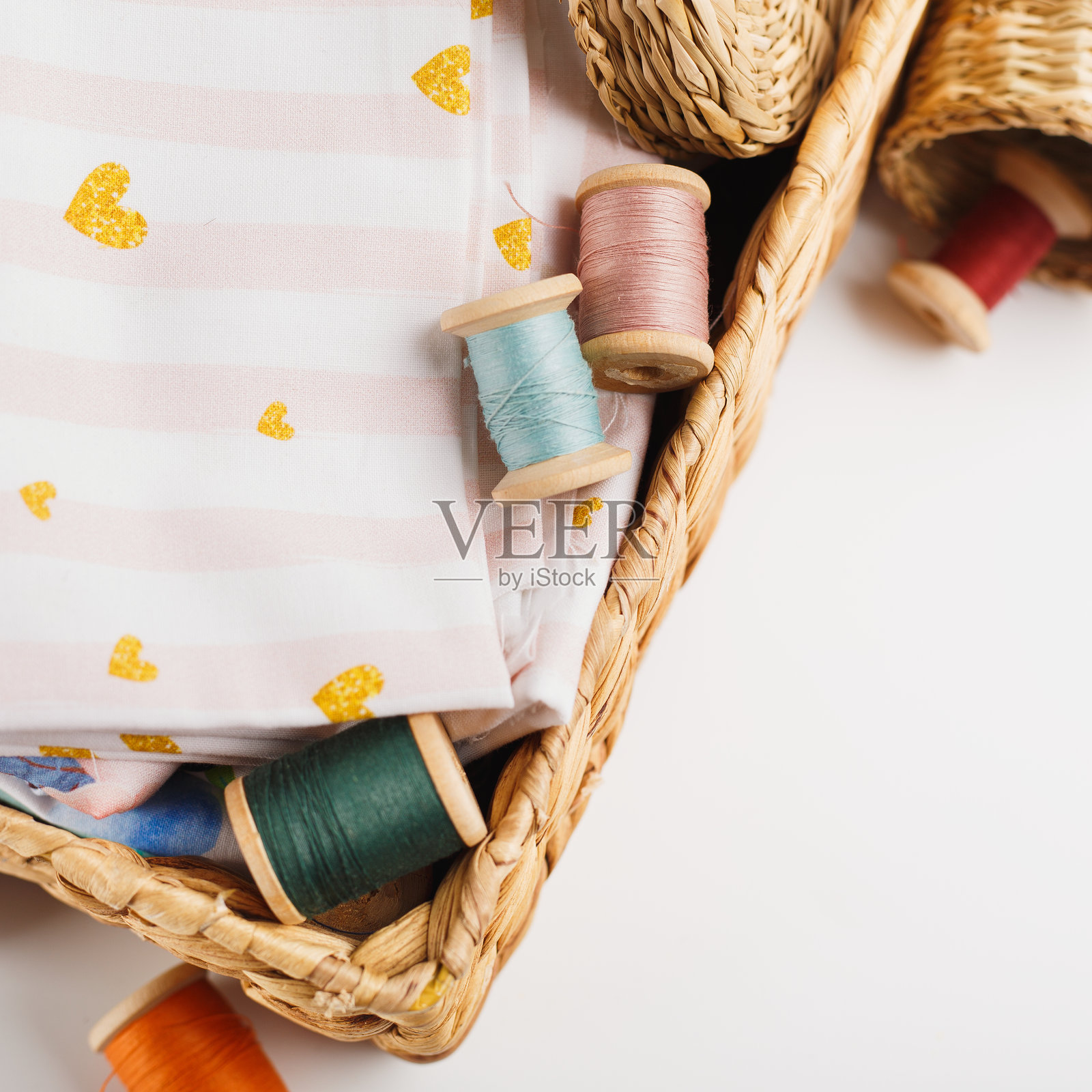 丰富多彩的面料。调色板。针线活。工作室和缝纫。棉质纺织品 - 面料纹理特写。棉布纹理。照片摄影图片