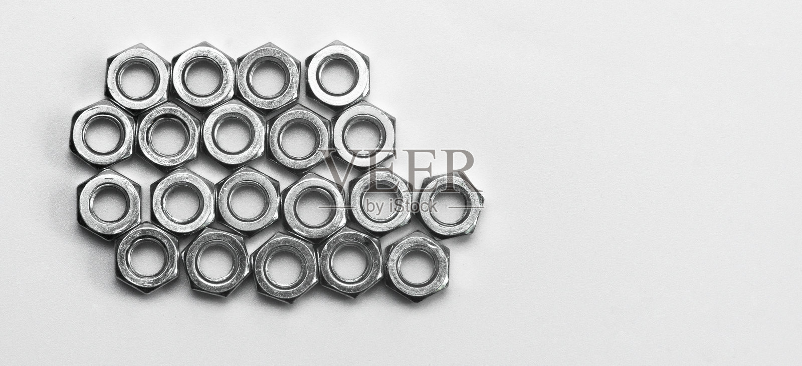 白色背景上的金属螺母照片摄影图片