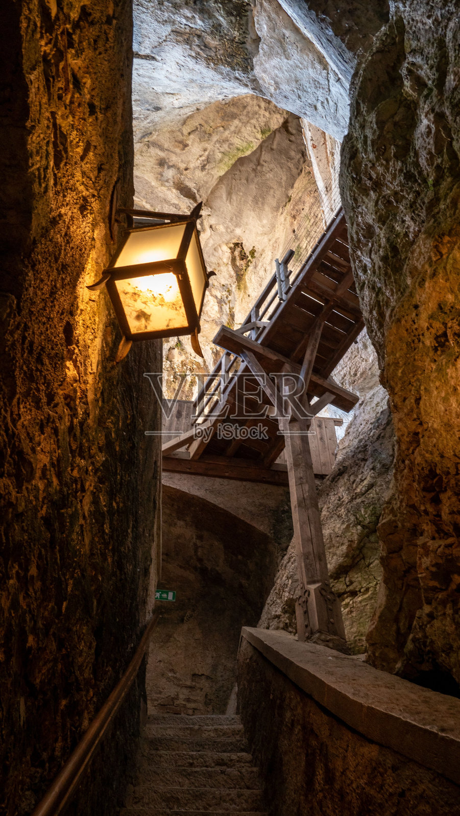 中世纪的石阶与木桥和灯笼。照片摄影图片