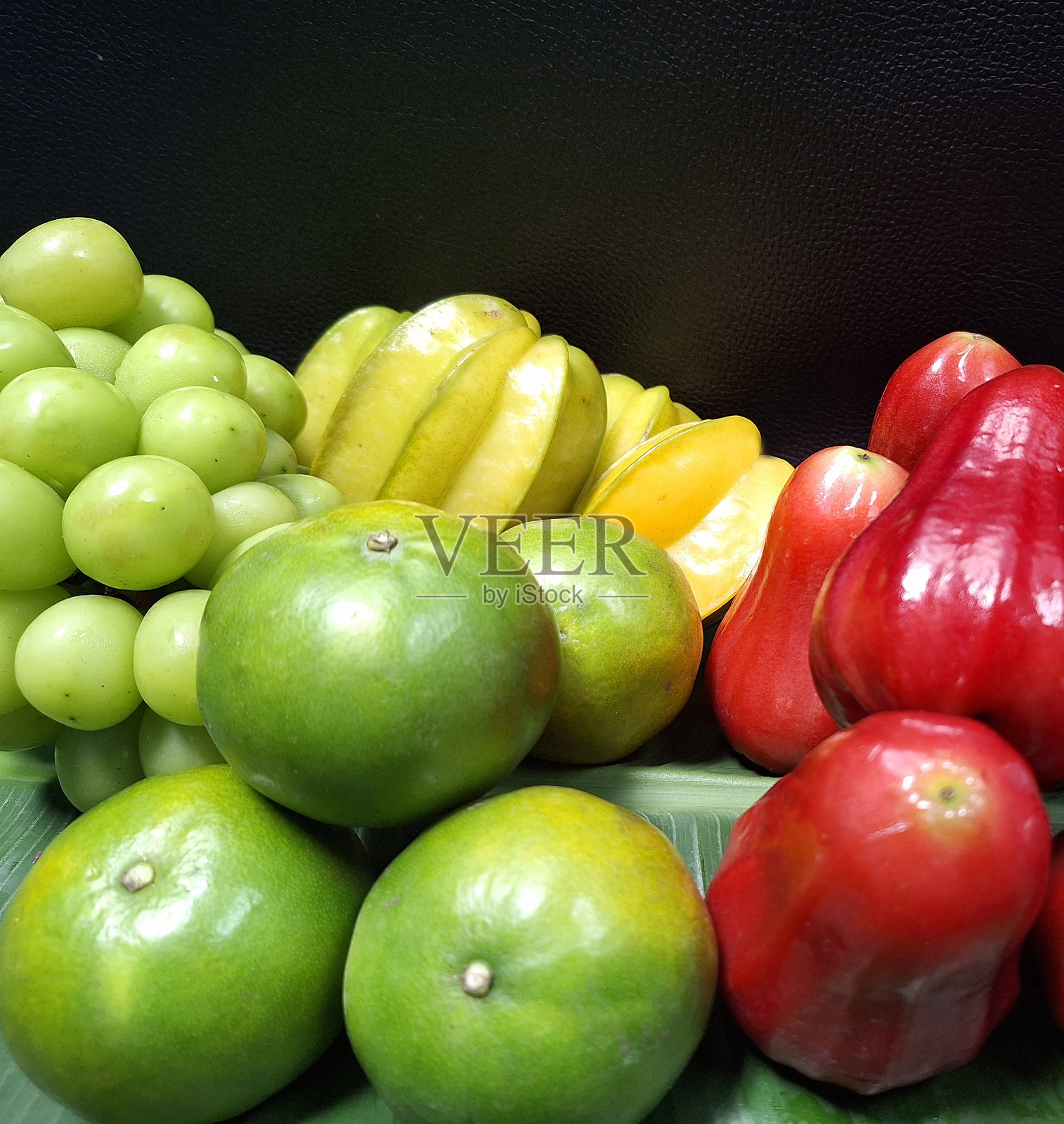 黑色背景上的多彩水果插图照片摄影图片