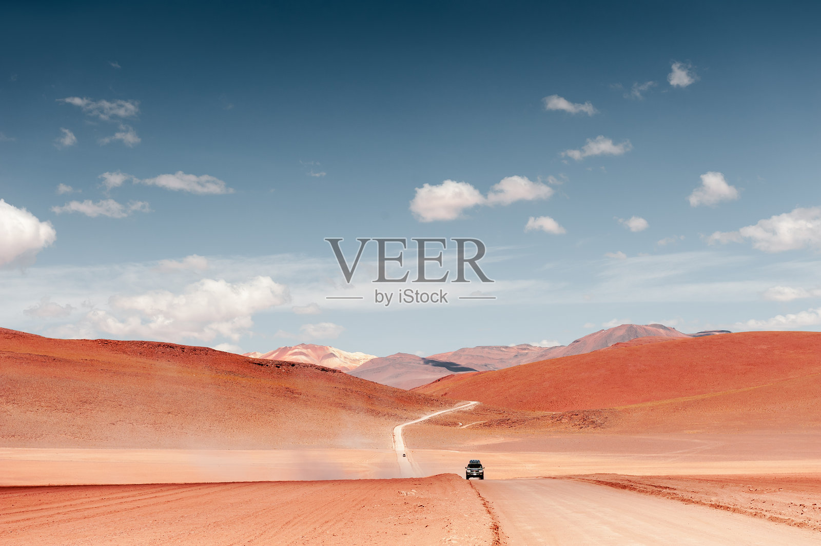 玻利维亚的阿尔蒂普拉诺高原。越野车在沙漠公路上行驶。照片摄影图片