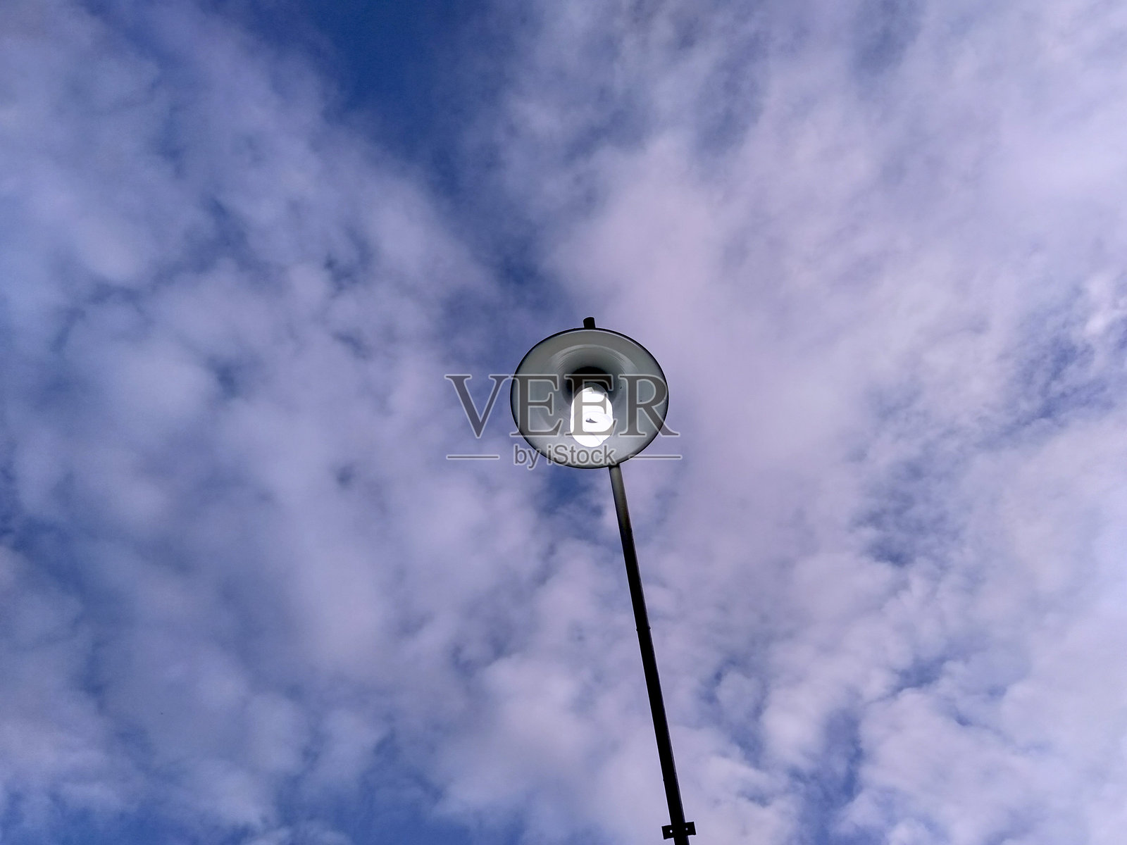 蓝天之下的城市灯光。照片摄影图片