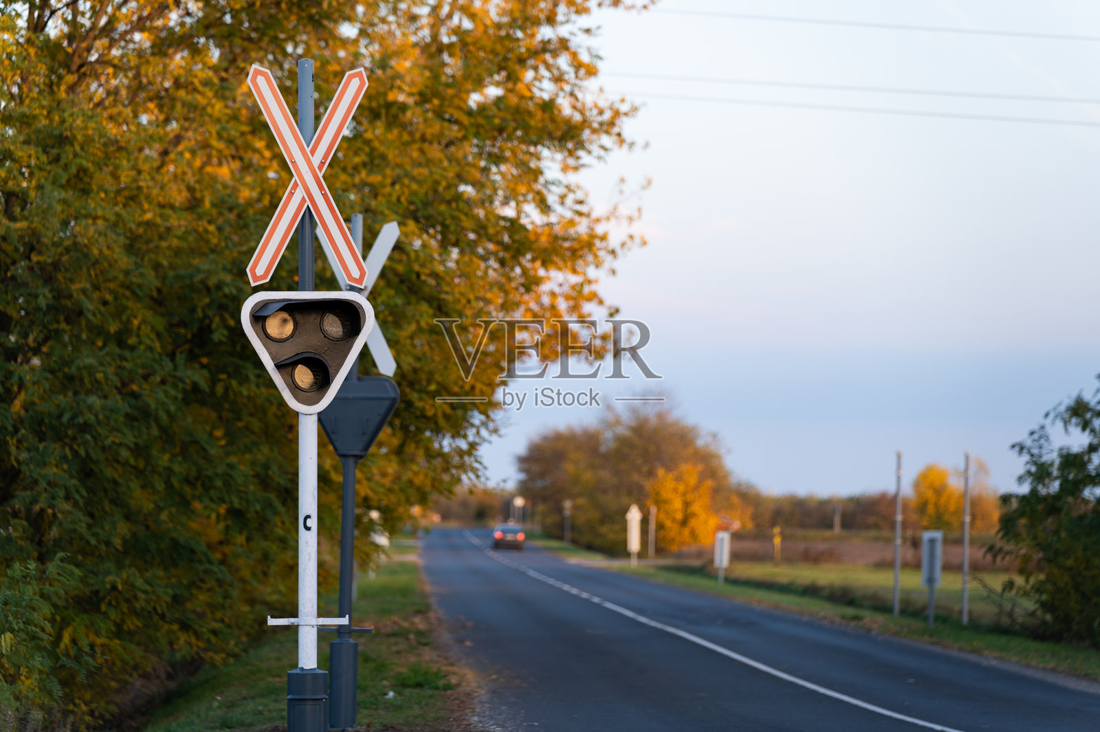 秋季乡村的铁路道口信号灯照片摄影图片