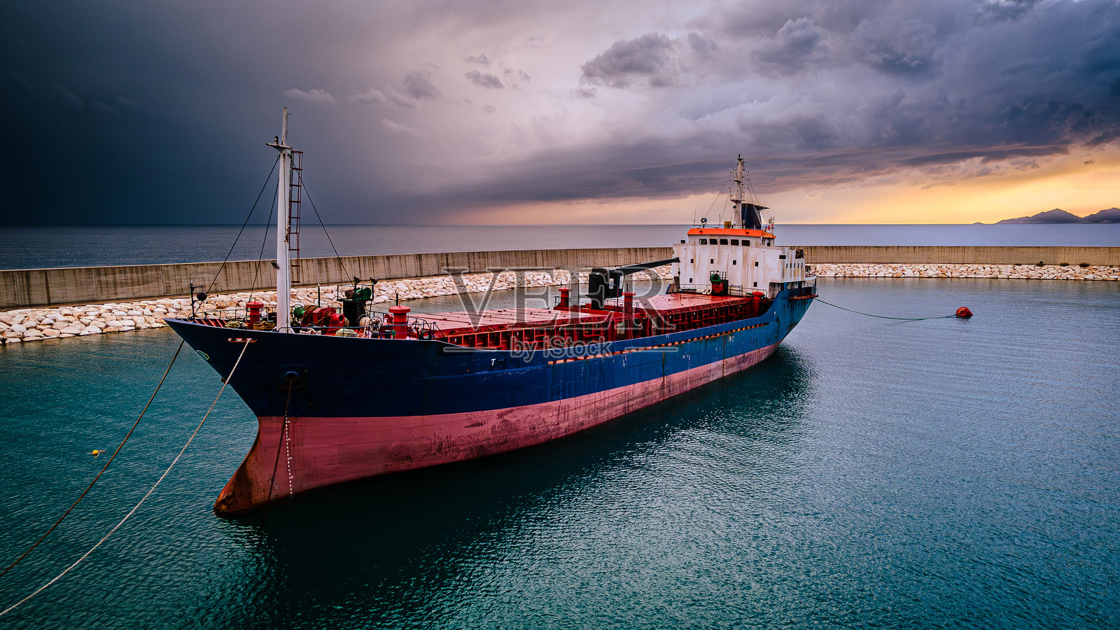 锚泊在风景如画的港口的货船照片摄影图片