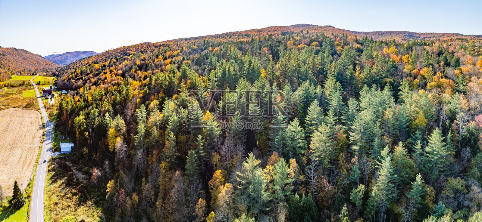 美国佛蒙特州格兰维尔的格兰维尔市政厅和教堂,位于佛蒙特州100号公路旁。照片摄影图片