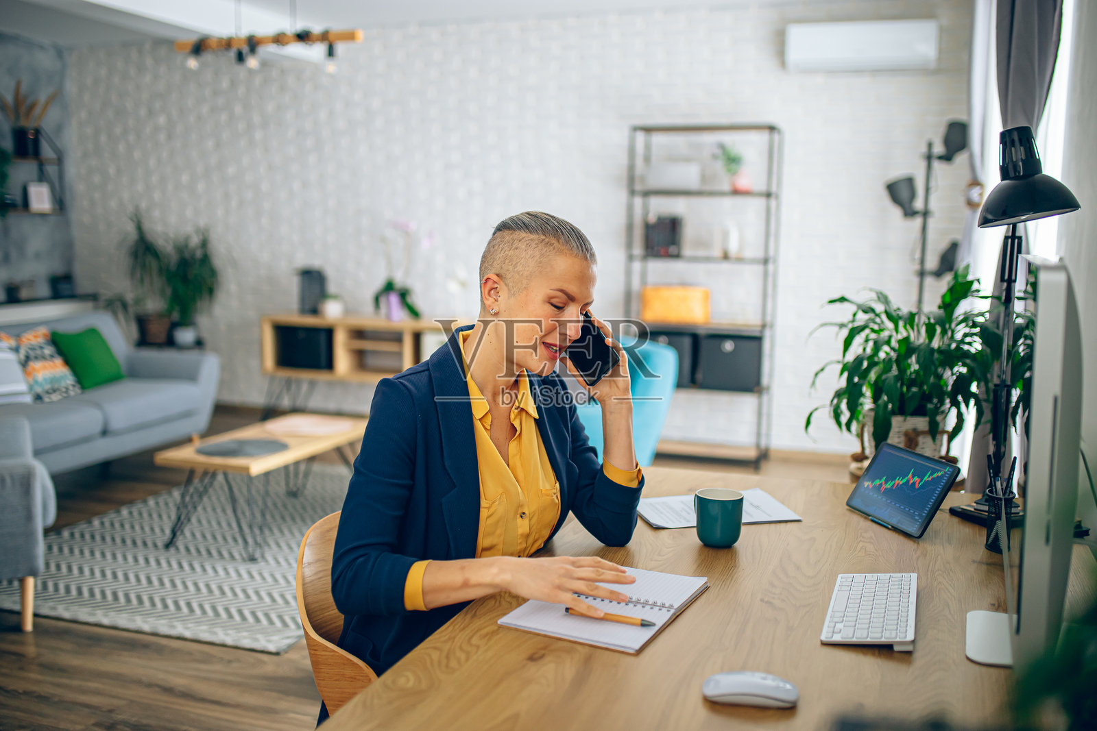 年轻女商人正在打电话给经纪人,寻求高利润。照片摄影图片