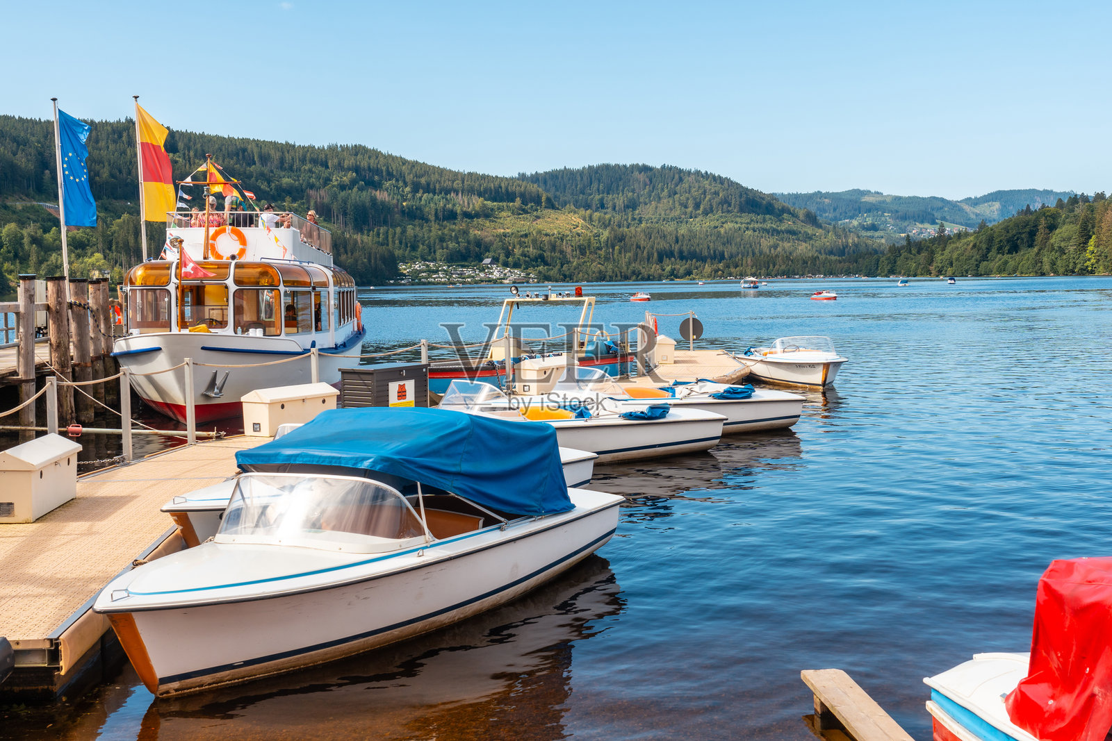 德国黑森林的提提湖上夏季的码头与船只照片摄影图片
