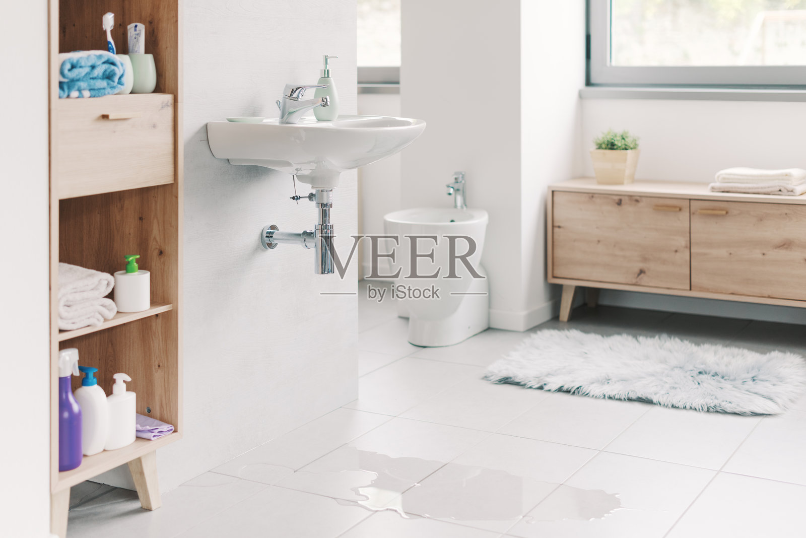 浴室里破损漏水的水槽照片摄影图片