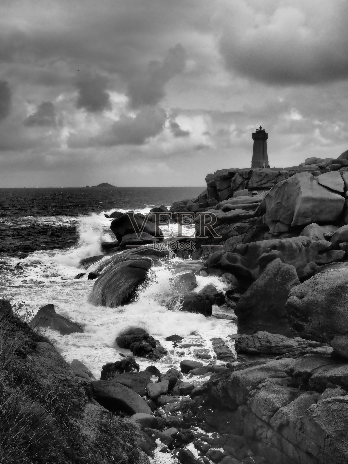 海岸风暴,粉红花岗岩海岸,普洛曼纳赫灯塔照片摄影图片