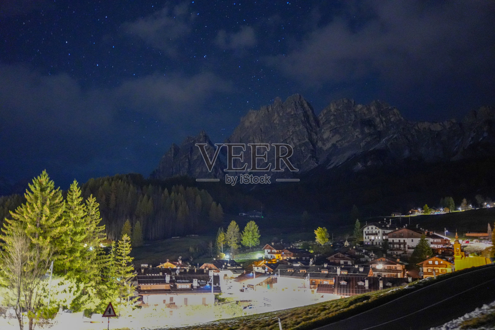 星空下的山村与山脉背景照片摄影图片