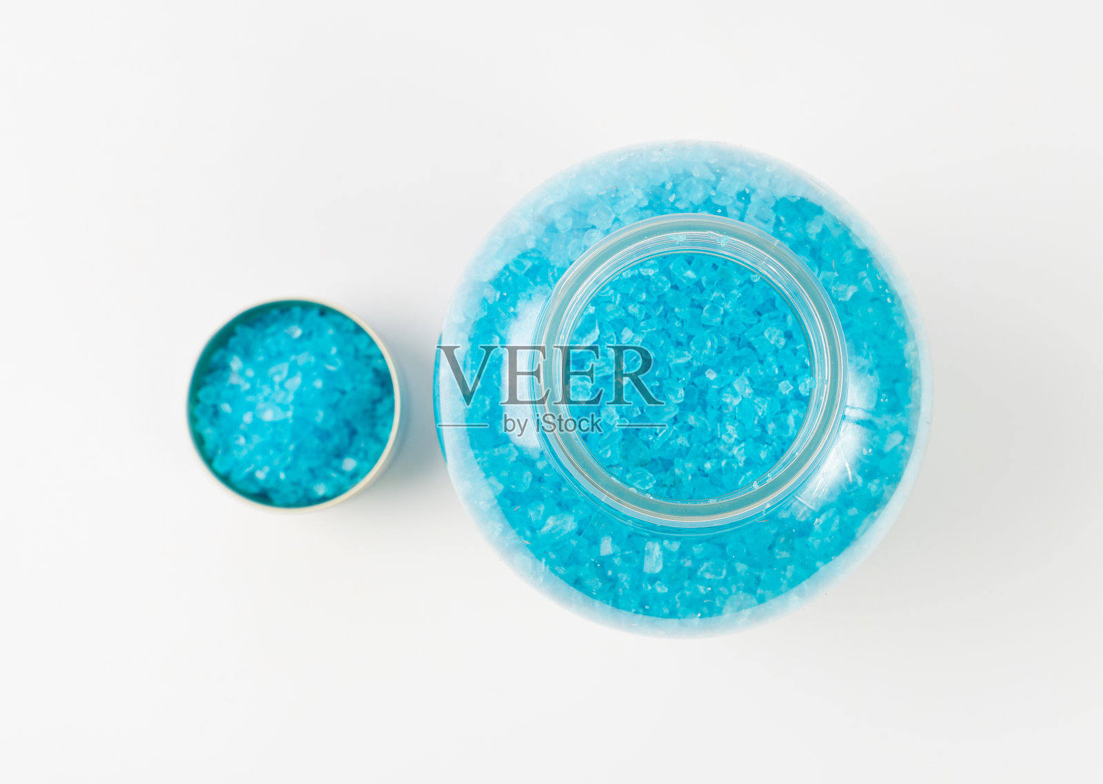 蓝色盐晶体瓶,隔离,水疗放松用浴盐,硫酸铜或铜硫酸盐,泳池藻类杀灭剂照片摄影图片