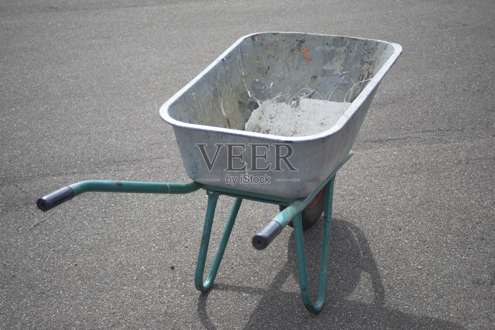 沙车。建筑工地上的空沙车。照片摄影图片