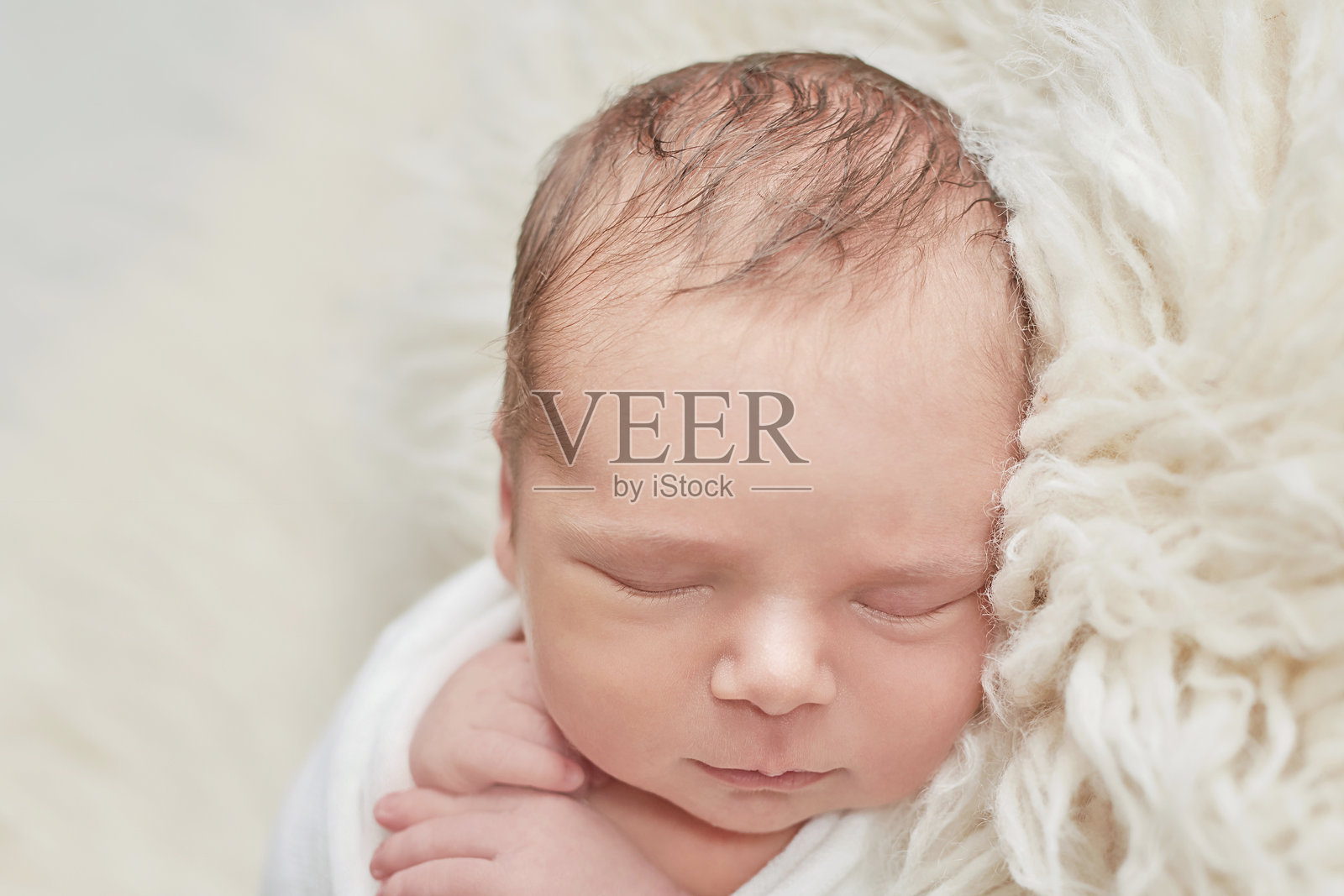 睡着的新生儿。健康的孩子和快乐的母亲。幸福的怀孕和分娩。照片摄影图片