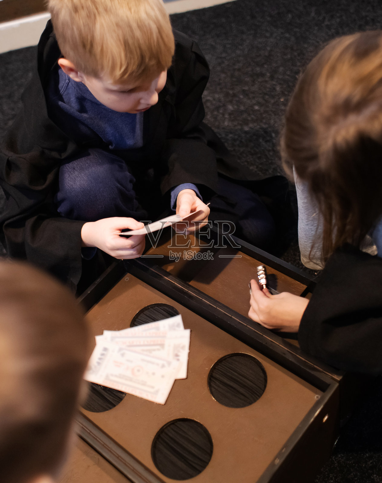 孩子们在密室中完成任务,寻找钥匙。朋友们在神奇的迷宫中冒险,进行逻辑测试。照片摄影图片