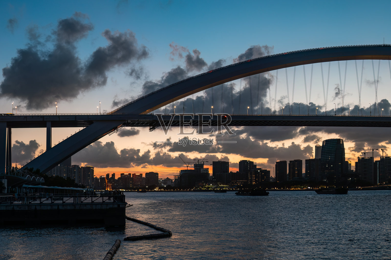 上海陆家嘴大桥,黄昏时分的城市景色照片摄影图片