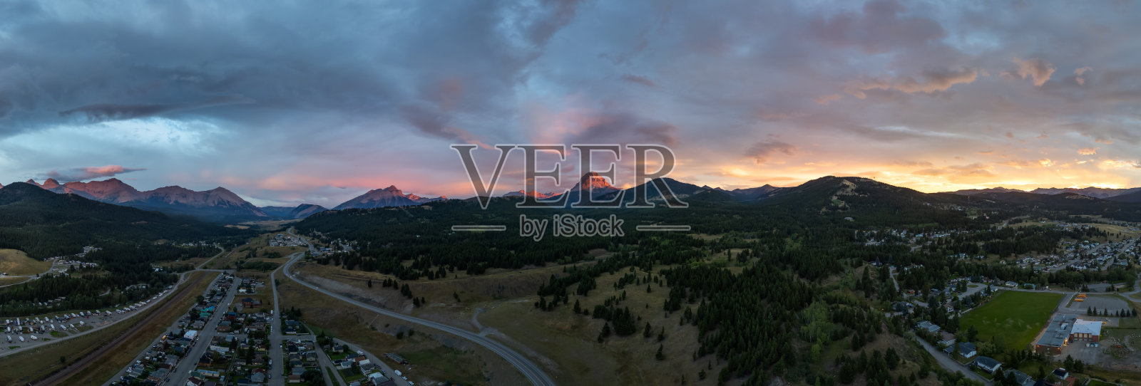 阿尔伯塔山脉和城镇的暴风雨日出照片摄影图片