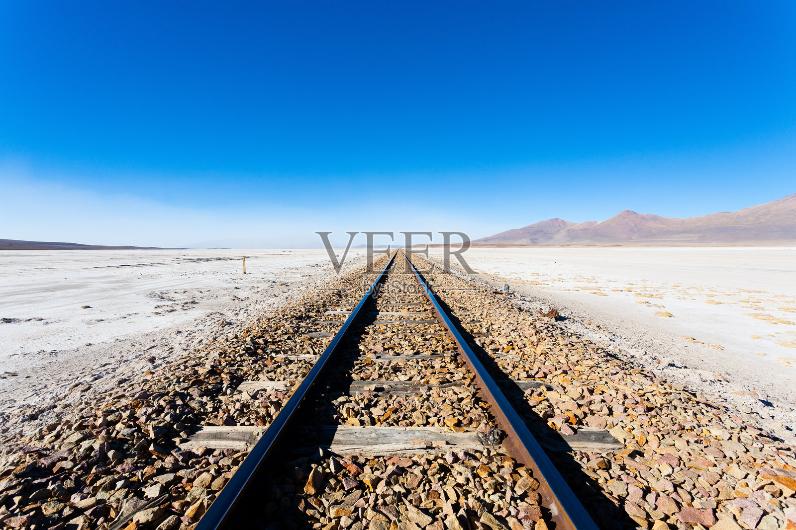 玻利维亚盐沼上的火车轨道照片摄影图片