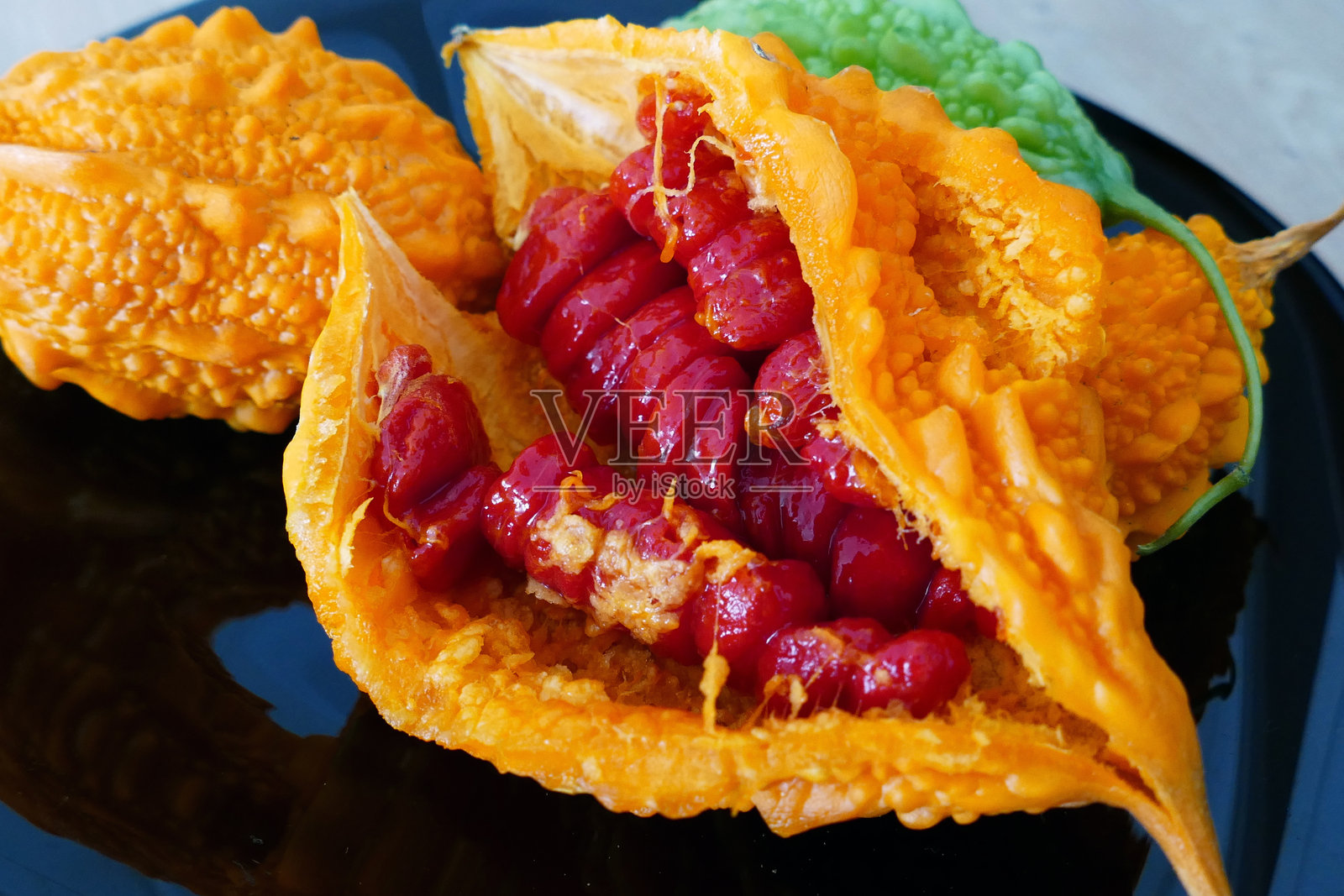 成熟的黄色苦瓜(母子草)母子草是治愈水果之一照片摄影图片