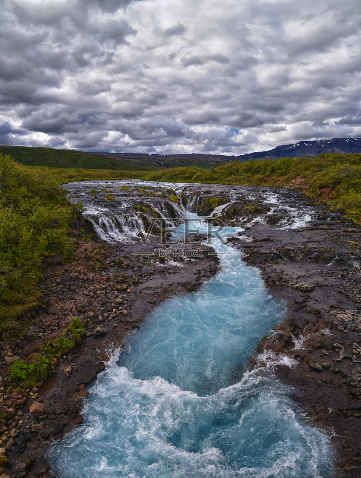 布鲁阿尔瀑布或桥瀑布,隐藏的小型瀑布,蓝色引人注目的色彩,冰岛最蓝的瀑布,位于布鲁阿拉河沿岸。南冰岛黄金圈。照片摄影图片