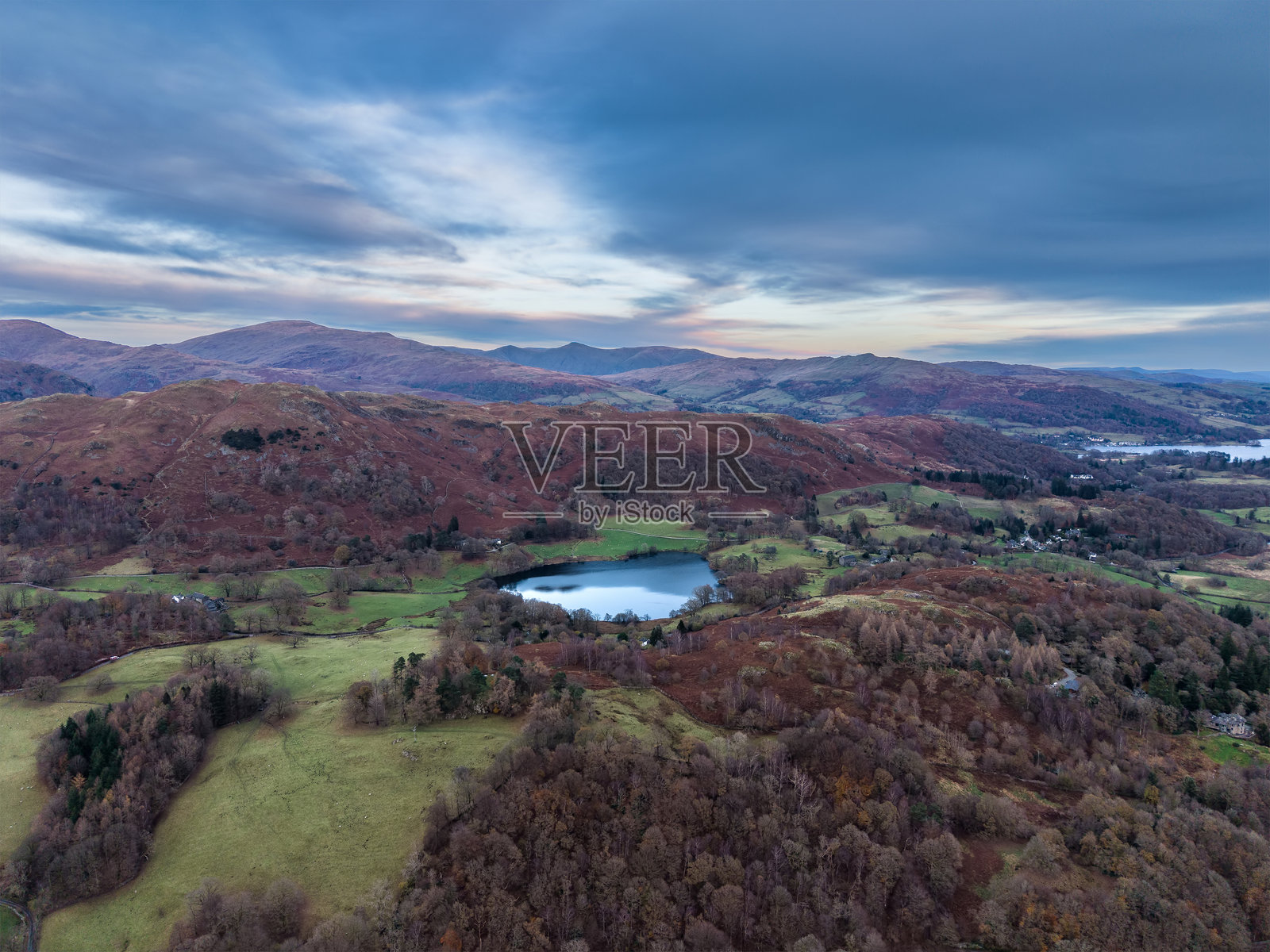 秋季日出时分,湖区Loughrigg Tarn的阴郁航拍风景图照片摄影图片