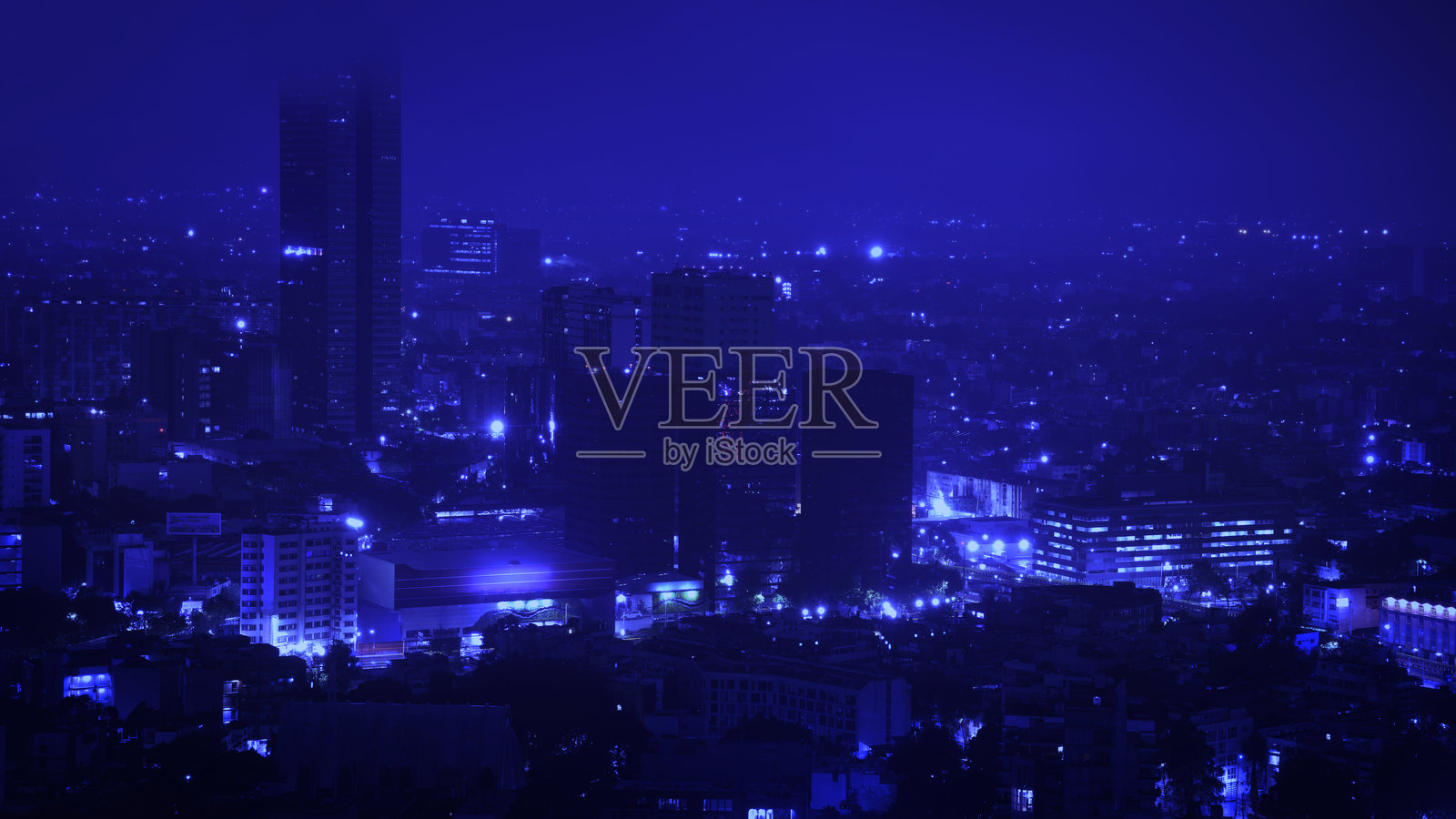 墨西哥城夜景,蓝色调的城市天际线照片摄影图片