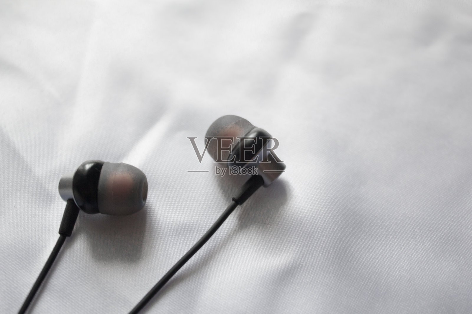 黑色耳机特写,背景为白色照片摄影图片