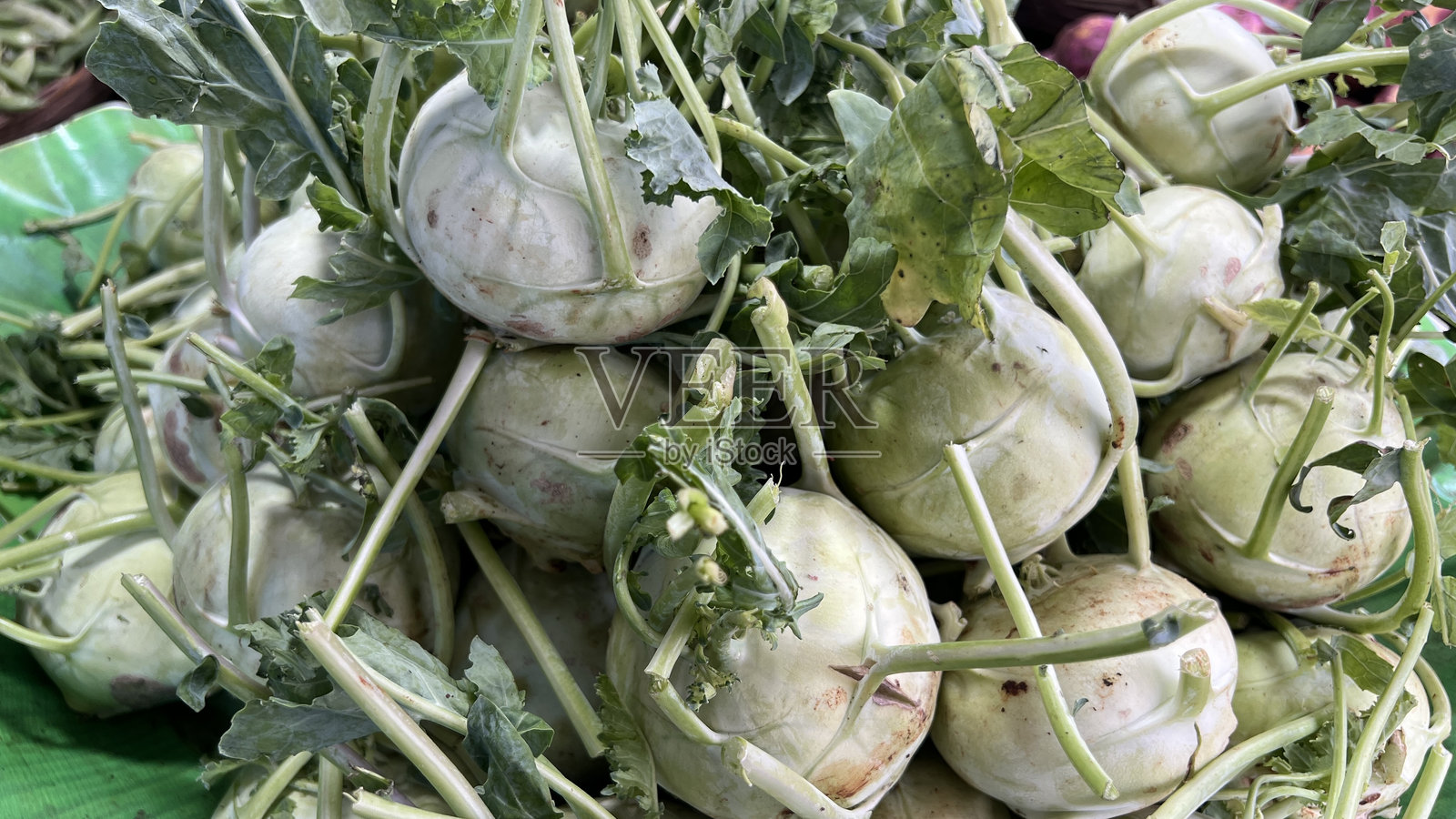 市场上新鲜的生蔬菜。新鲜的土豆、甜椒、西红柿、 zucchini、茄子和青豆在蔬菜市场出售,特写镜头。当地市场的有机蔬菜。照片摄影图片