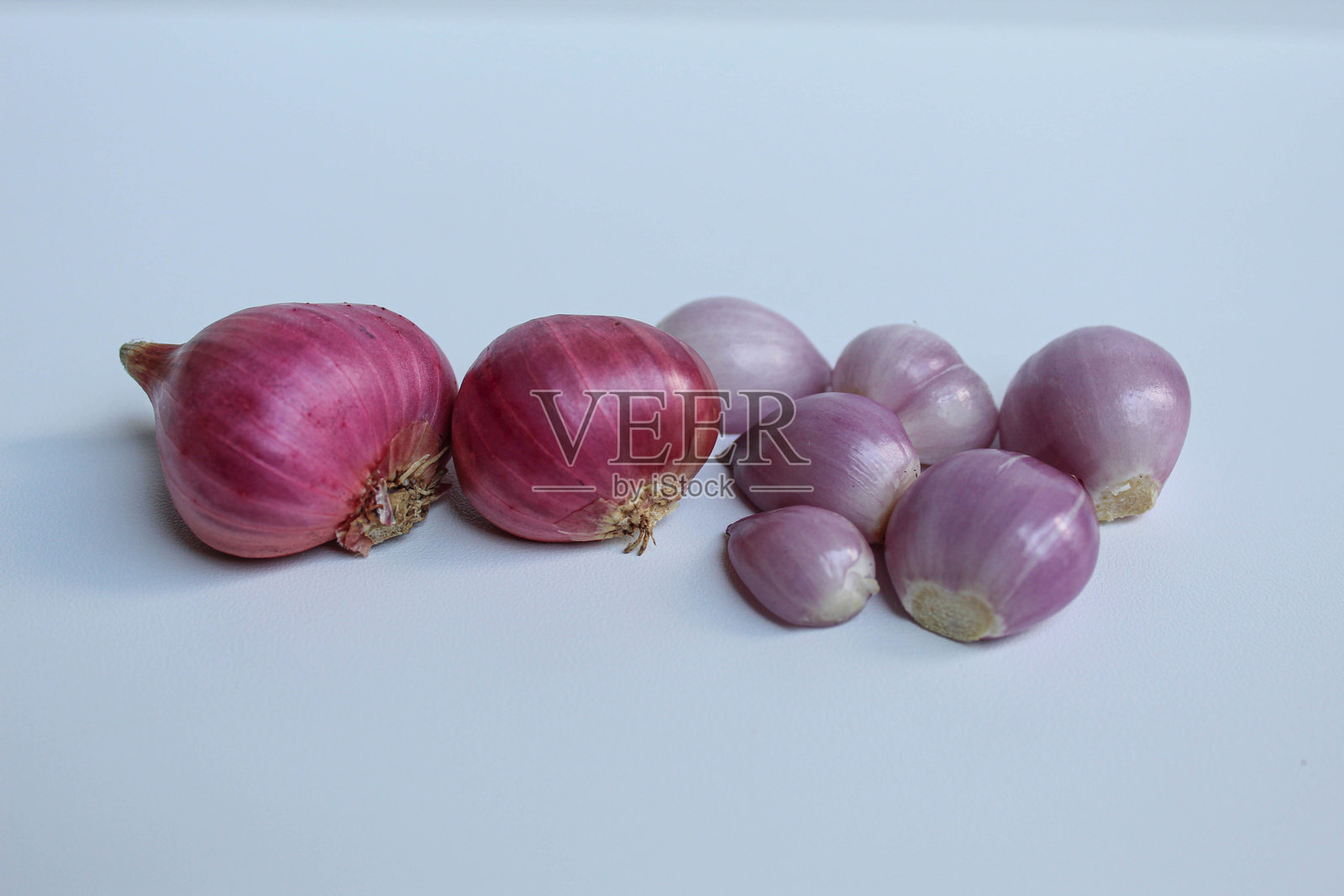 红洋葱或青葱,剥皮前后,孤立在白色背景上照片摄影图片