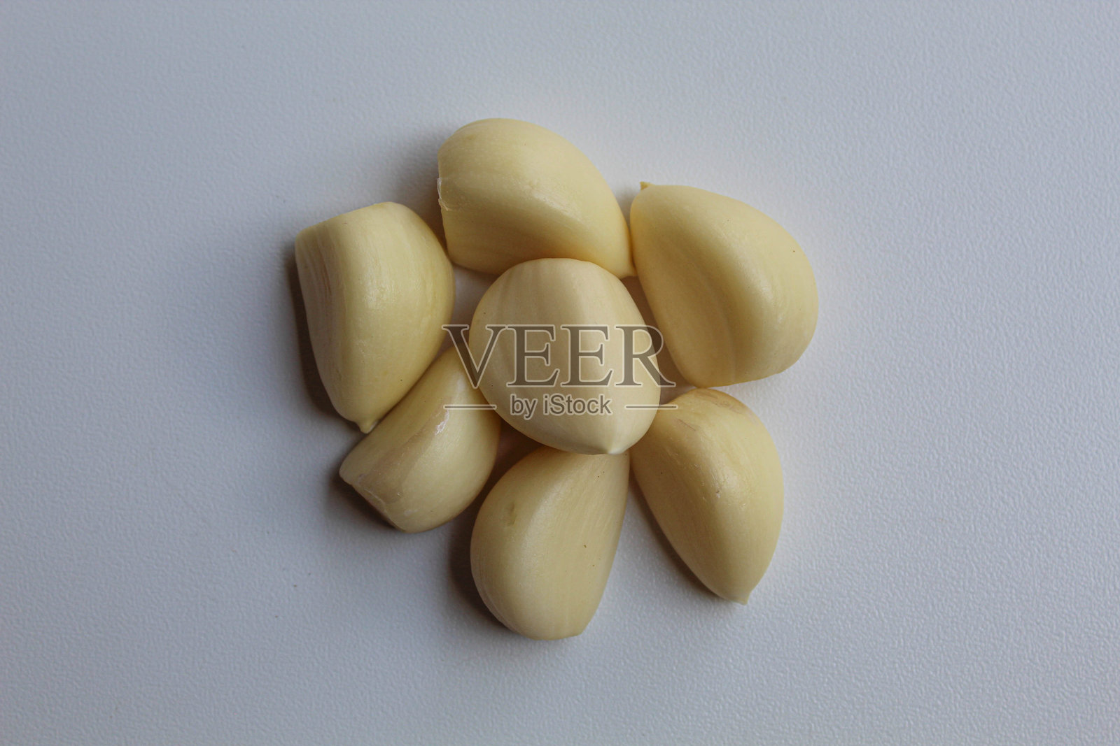 剥皮后的大蒜瓣或大蒜头,孤立在白色背景上照片摄影图片