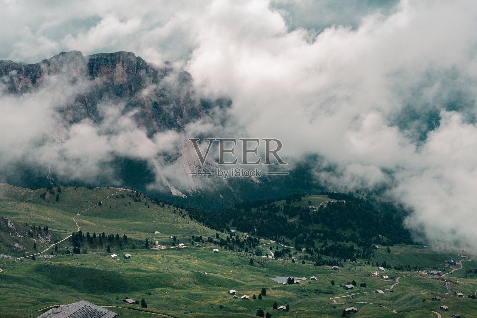 雾气弥漫和多云天气下的山地风景。照片摄影图片