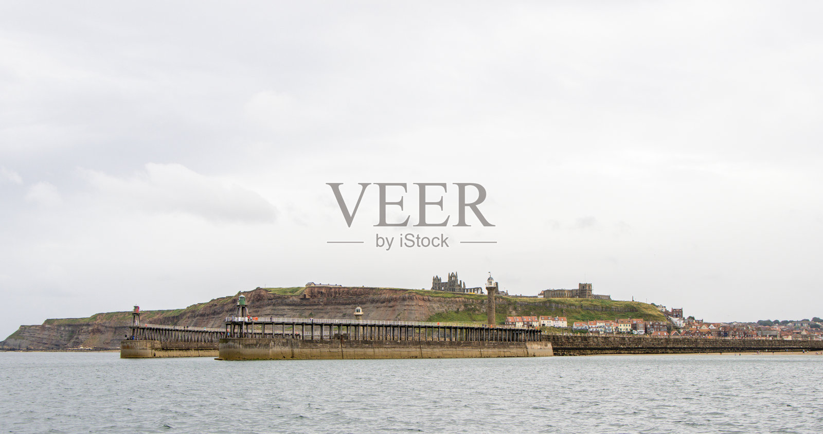 惠特比港口的码头墙为各种船只提供进出通道照片摄影图片