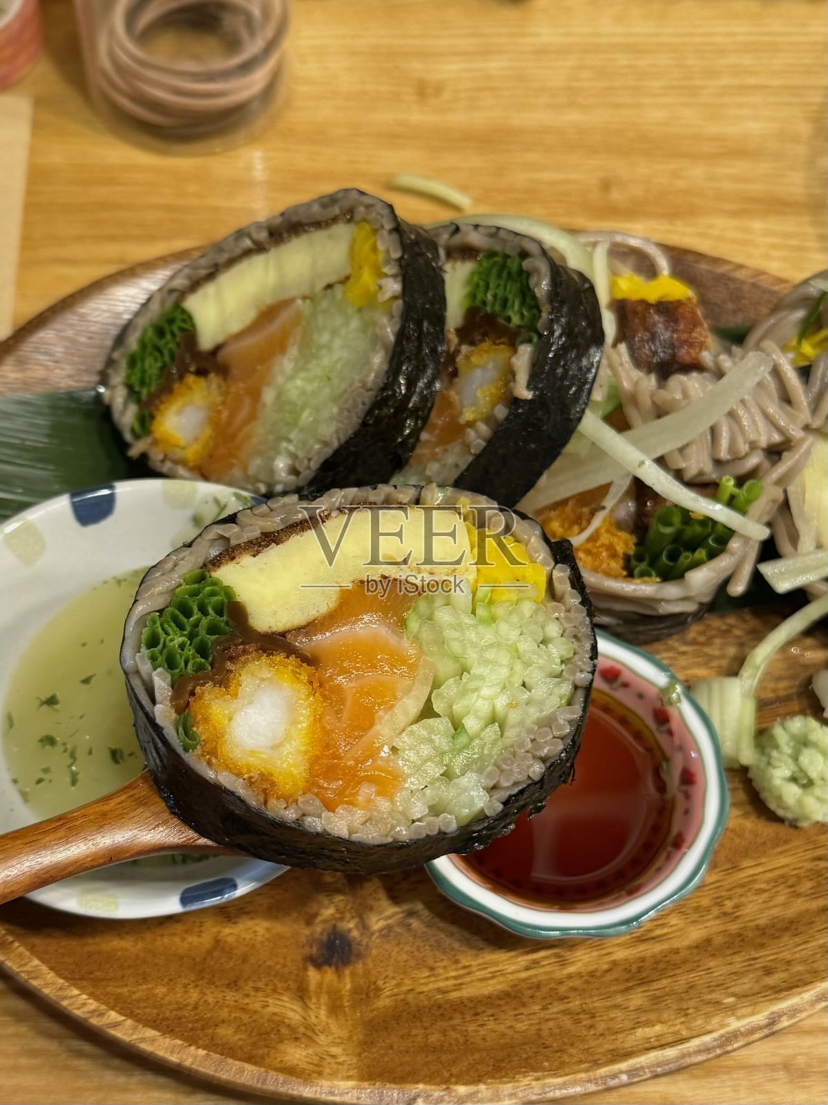 韩国紫菜饭卷或寿司,是用熟米饭、蔬菜和肉类制成的韩国菜,包裹在紫菜中,烧烤寿司,白色背景下孤立,带有抠图路径。照片摄影图片